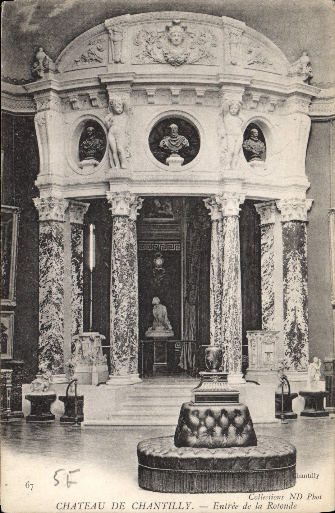 CPA Chateau de Chantilly Entree de la Rotonde 