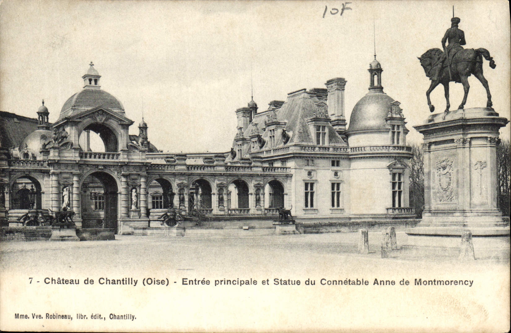 CPA Chateau de Chantilly Oise Entree principale et Statue du Connetable Anne de Montmorency 
