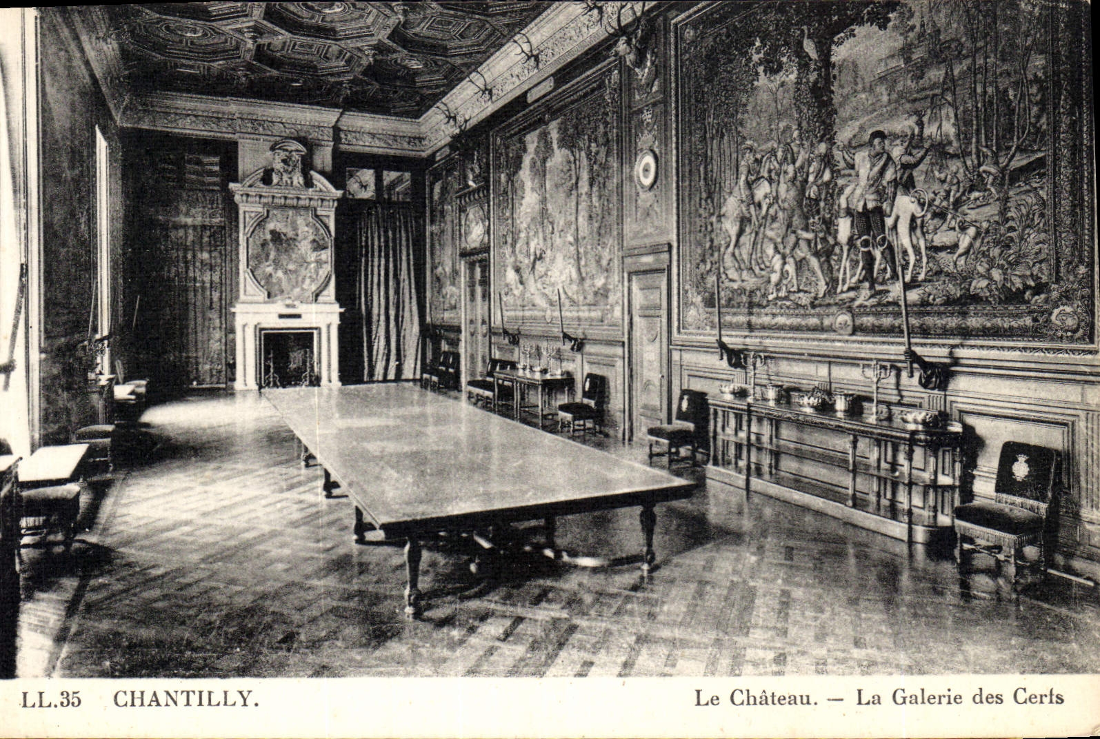 CPA Chantilly le Chateau la Galerie des Certs