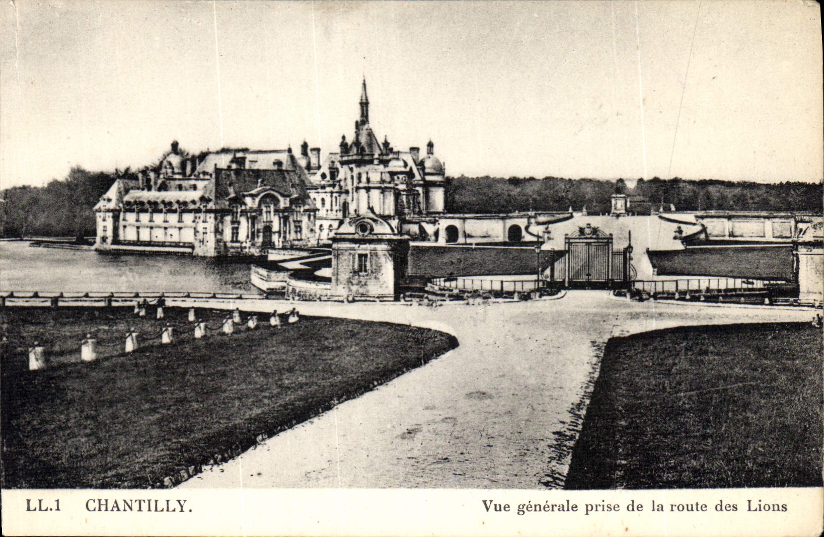 CPA Chantilly vue generale prise de la route des Lions 