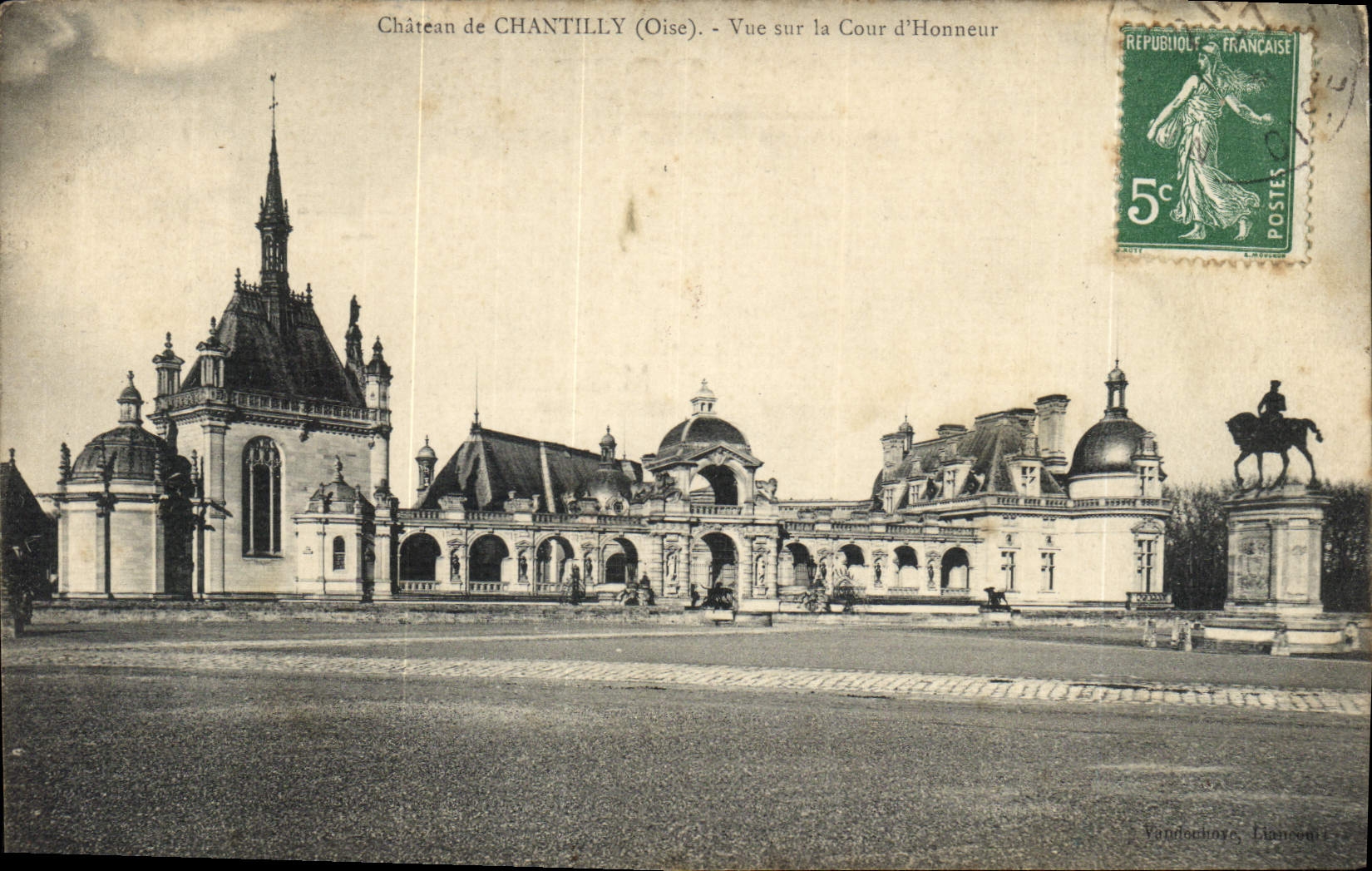 CPA Chateau de Chantilly  Oise vue sur la Cour d'Honneur 
