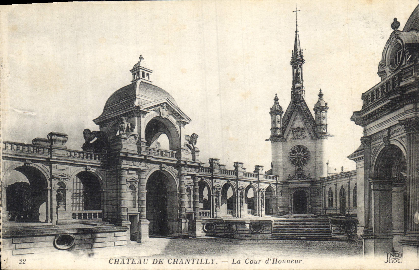 CPA Chateau de Chantilly la cour d'Honneur