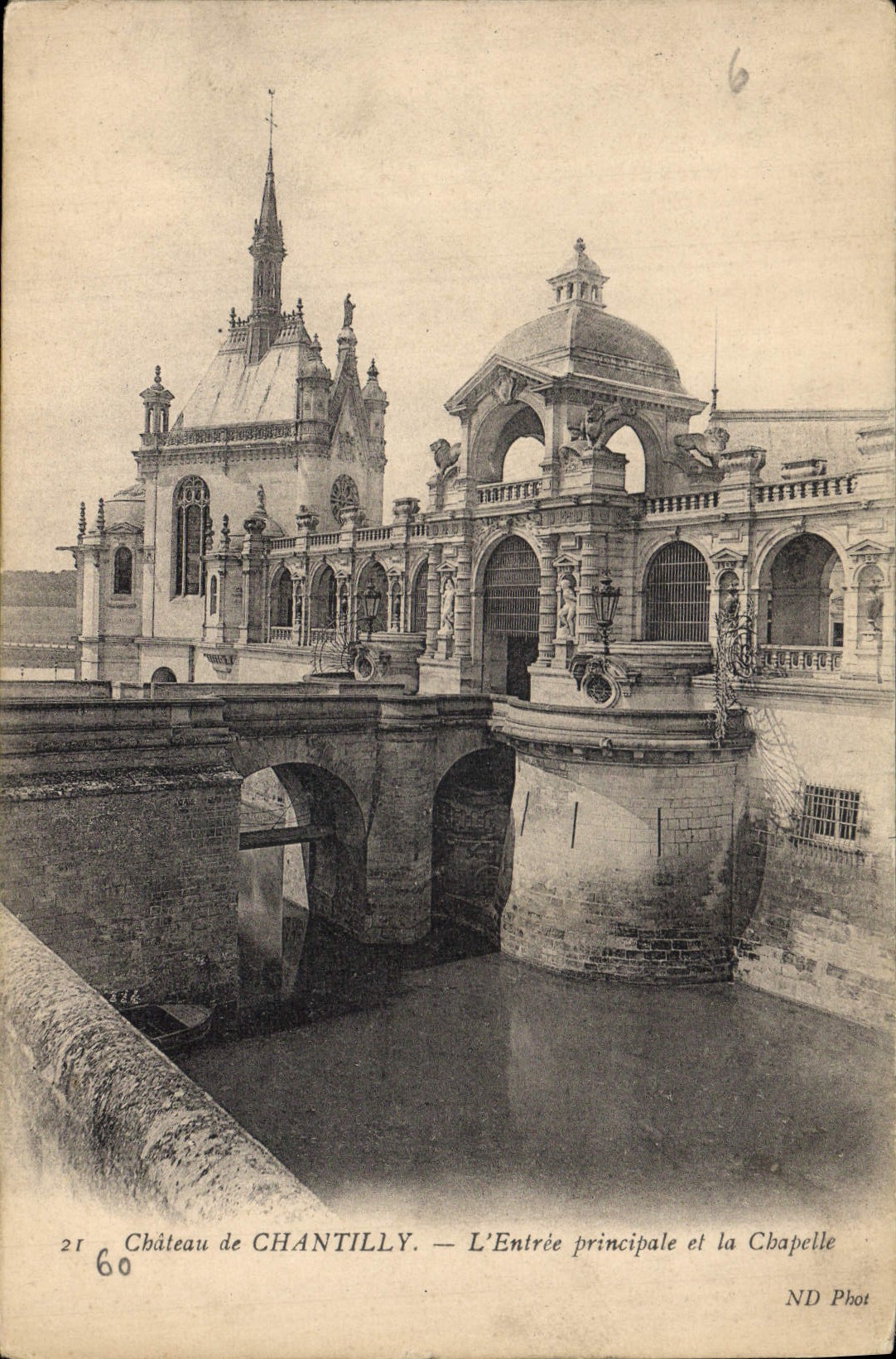 CPA Chateau de Chantilly l'entree principale et la Chapelle 