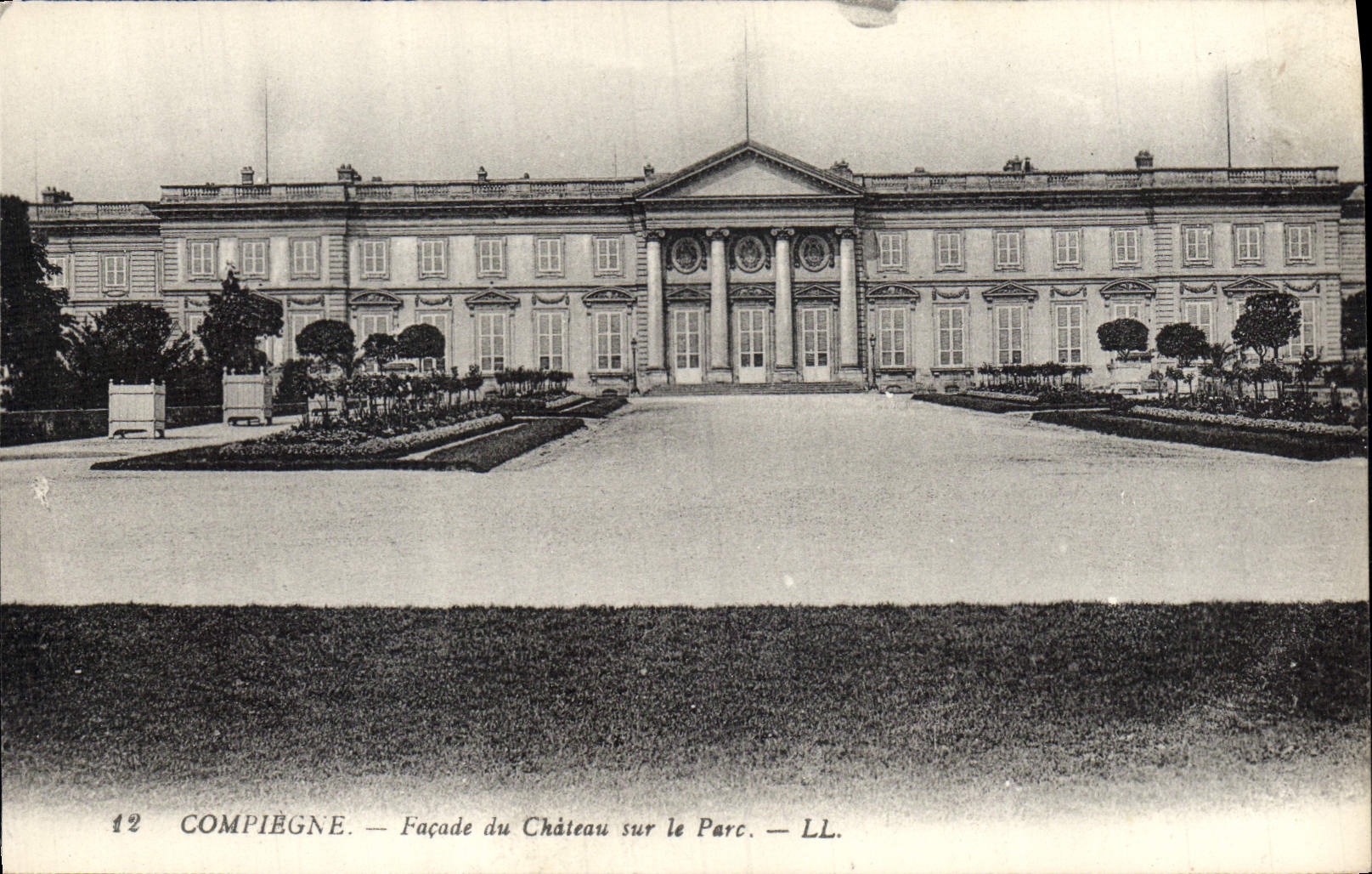 CPA Compiegne facade du Chateau sur le Parc 