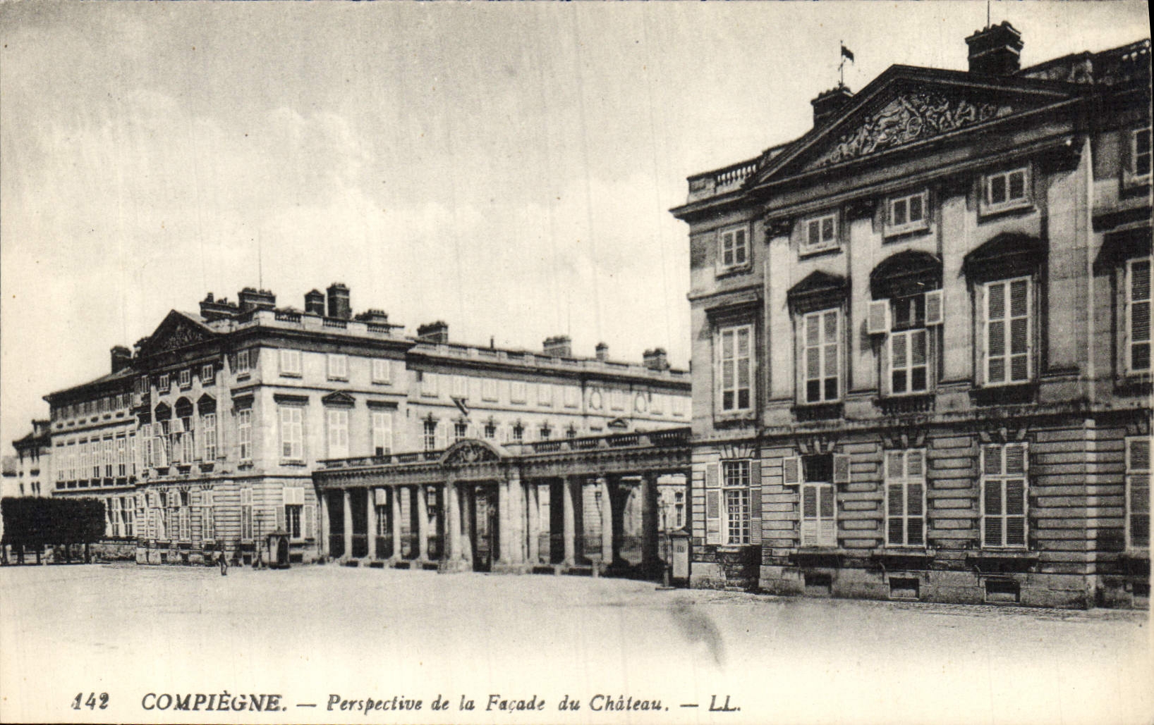 CPA Compiegne perspective de la Facade du Chateau 