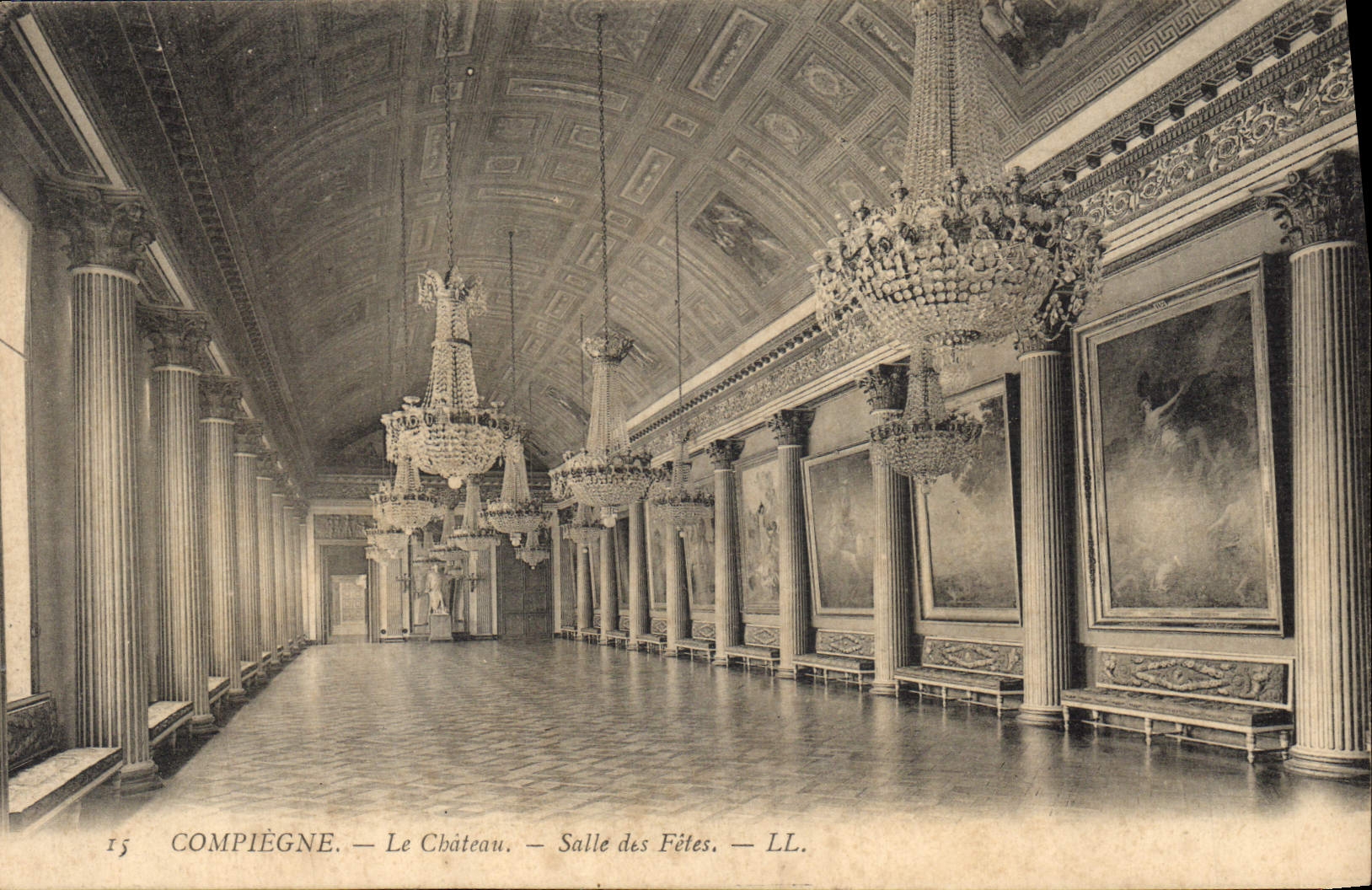 CPA Compiegne le Chateau Salle des fetes 