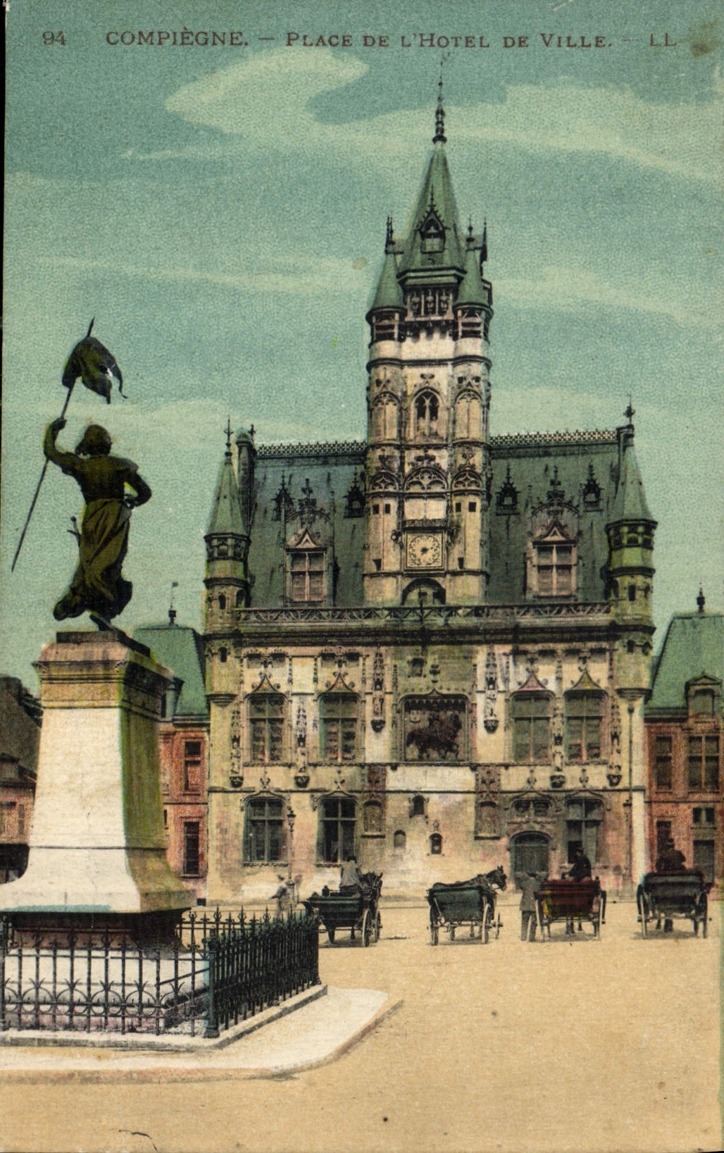 CPA Compiegne place de l'Hotel de Ville 