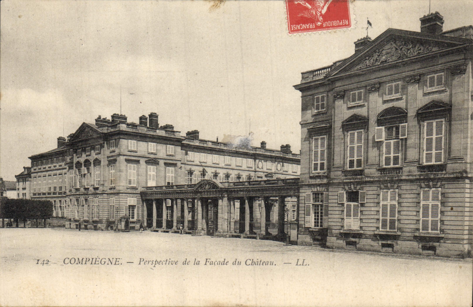 CPA Compiegne Perspective de la facade du Chateau