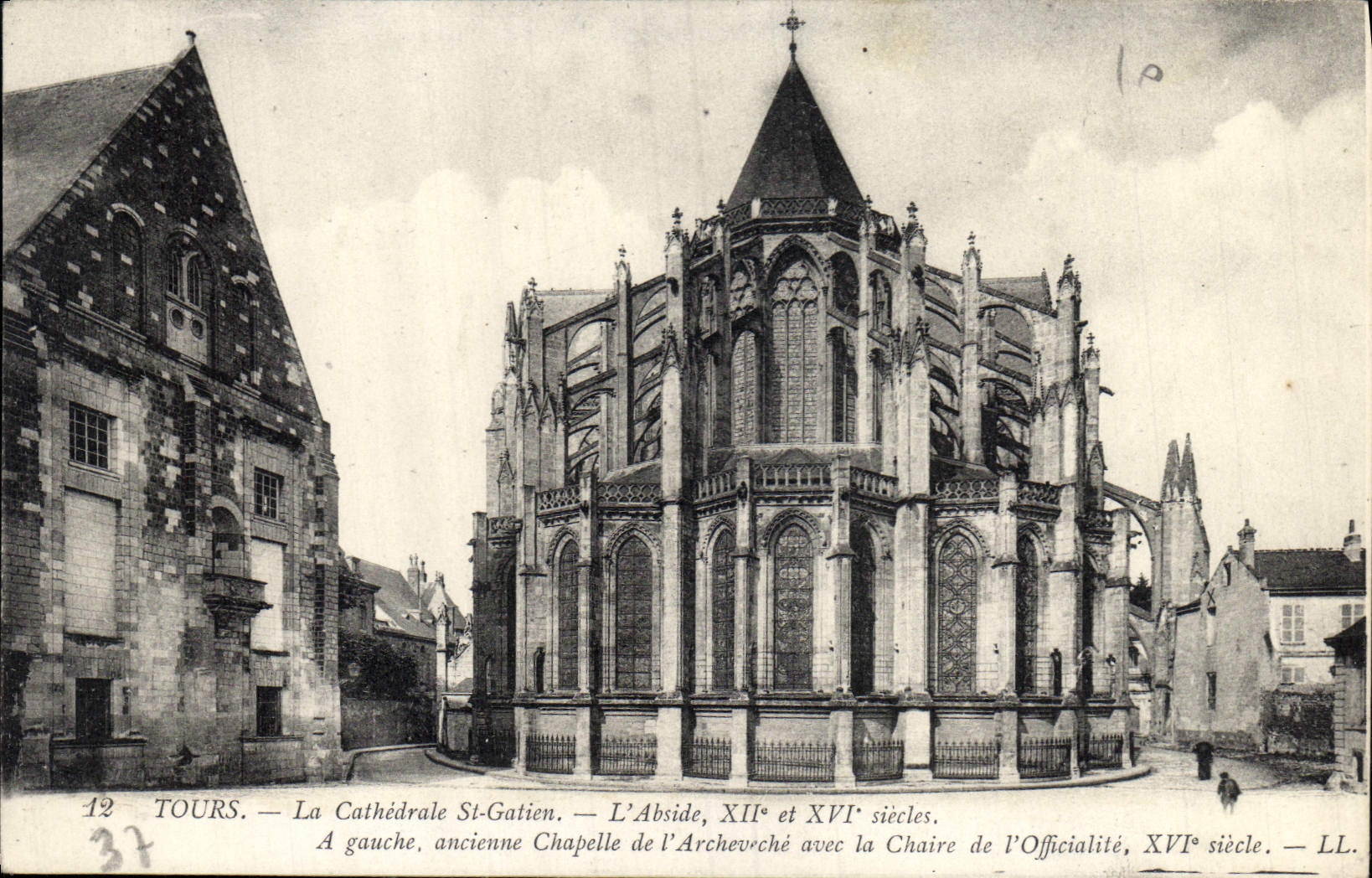 CPA Tours la Cathedrale St Gatien l'Abside XII et XVI siecles a gauche ancienne Chapelle de l'Archev