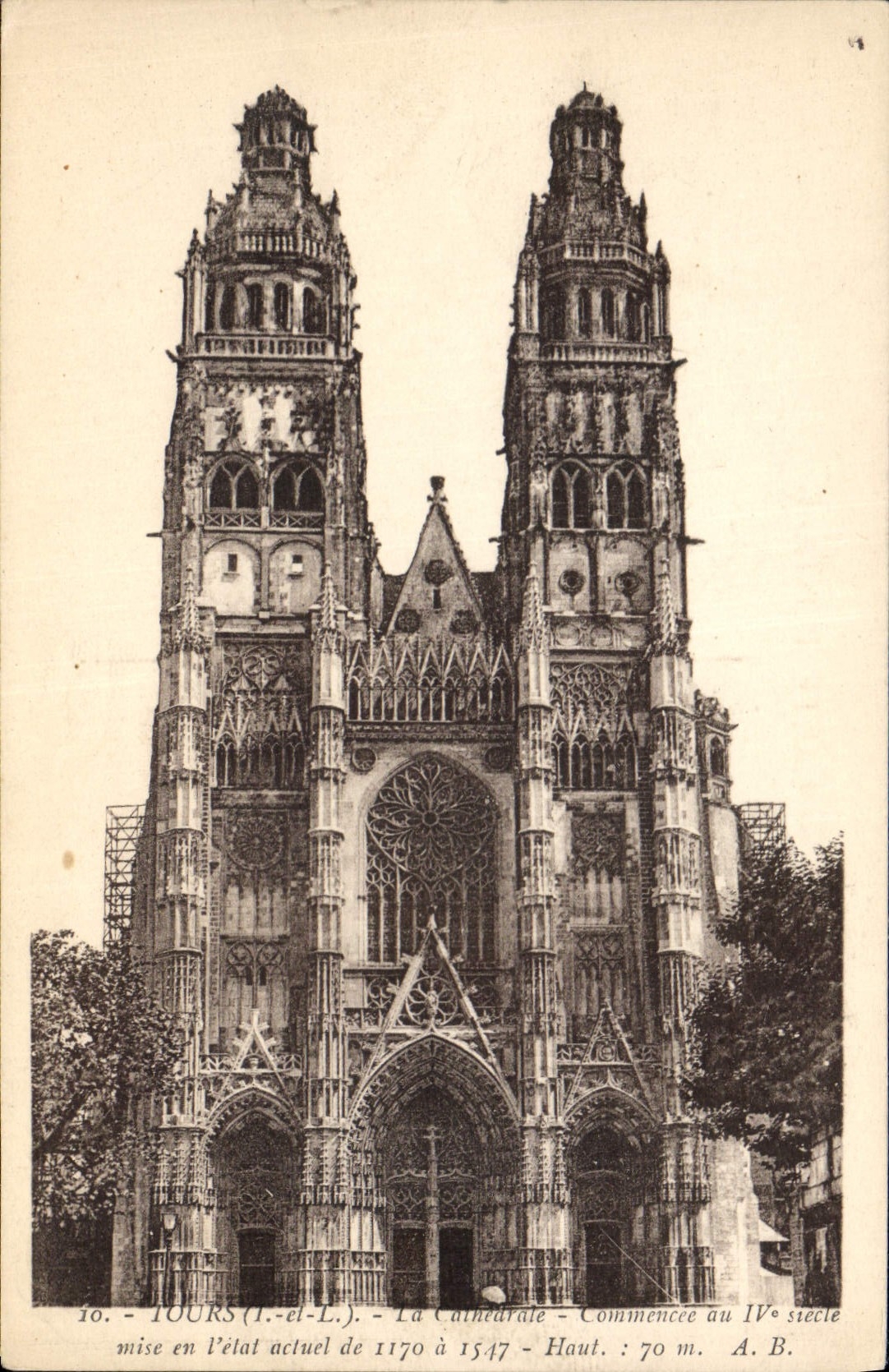 CPA Tours I et L la Cathedrale Commencee au IV siecle mise en l'etat actuel de 1170 a 1517 