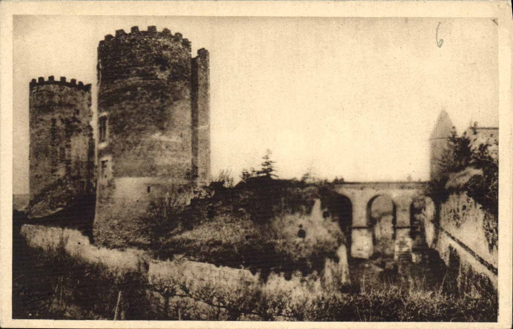 CPA Tours et Douves du Chateau feodal de Cinq Mars I et L 