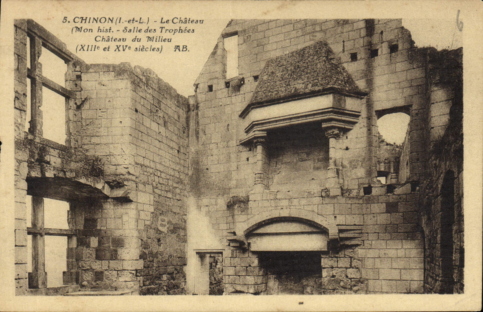 CPA Chinon I et L le Chateau mon hist Salle des Trophees chateau du Milieu XIII et XV siecles 