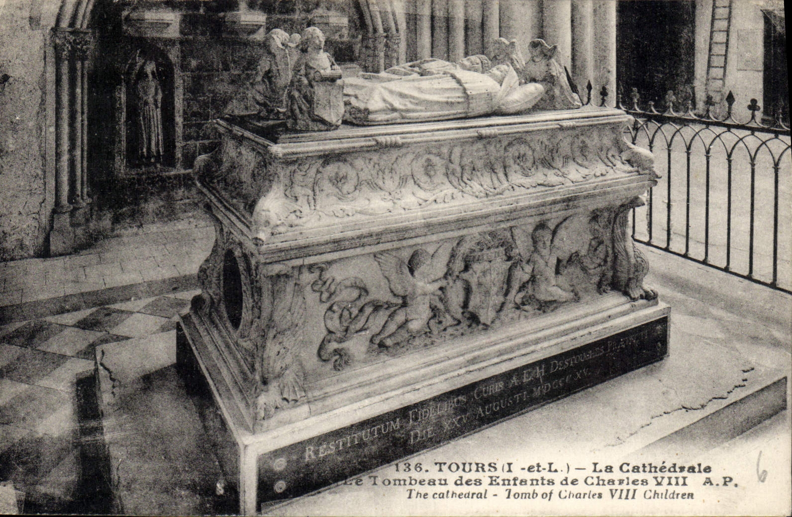 CPA Tours I et L la Cathedrale le Tombeau des Enfants de Charles VIII