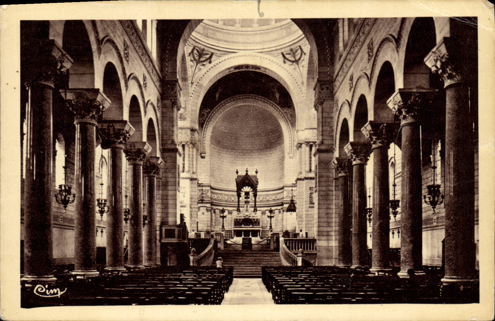 CPA Tours I et L interieur de la Basilique St Martin 