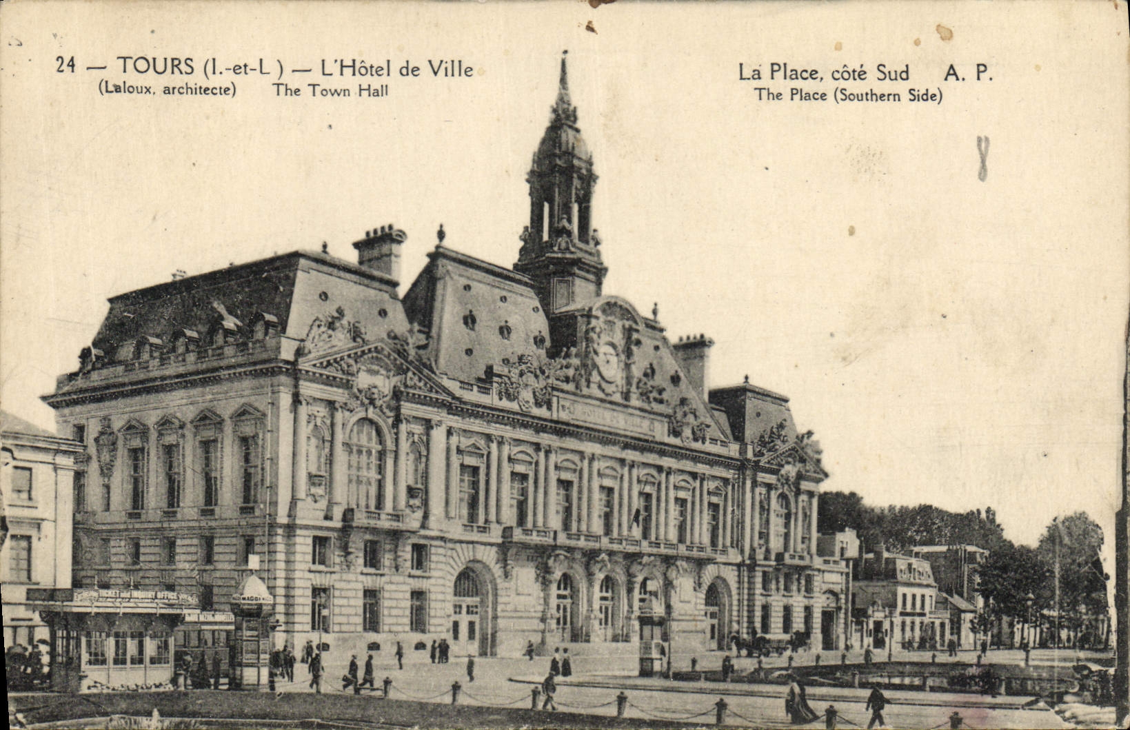 CPA Tours I et L l'Hotel de Ville la place cote sud 