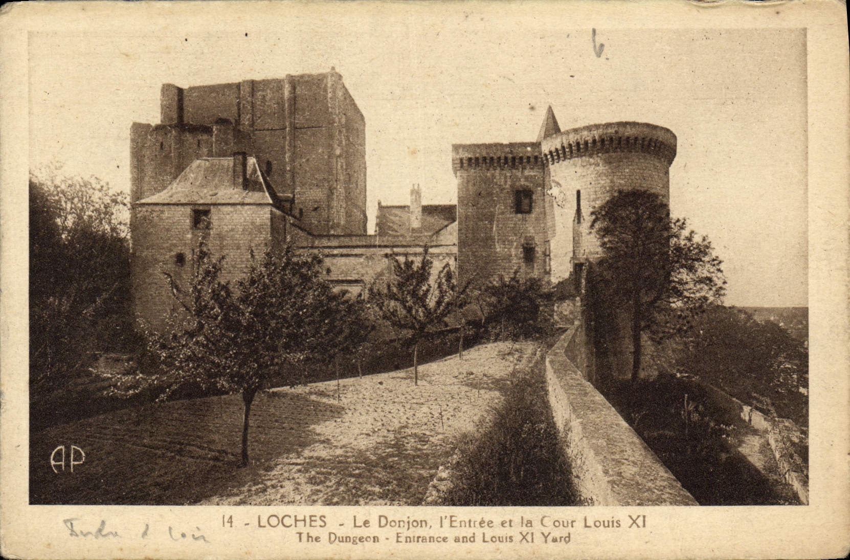 CPA Loches le Donjon l'entree et la cour Louis XI 
