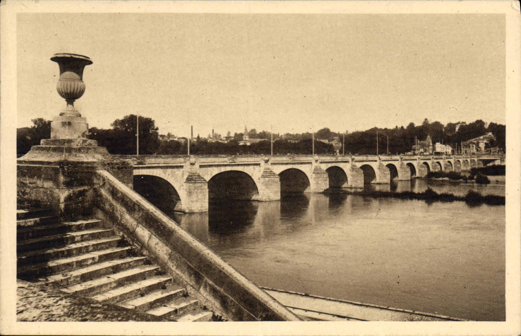 CPA Tours I et L le Pont de Pierre cote sud est commence en 1765 lure a la circulation en 1779 