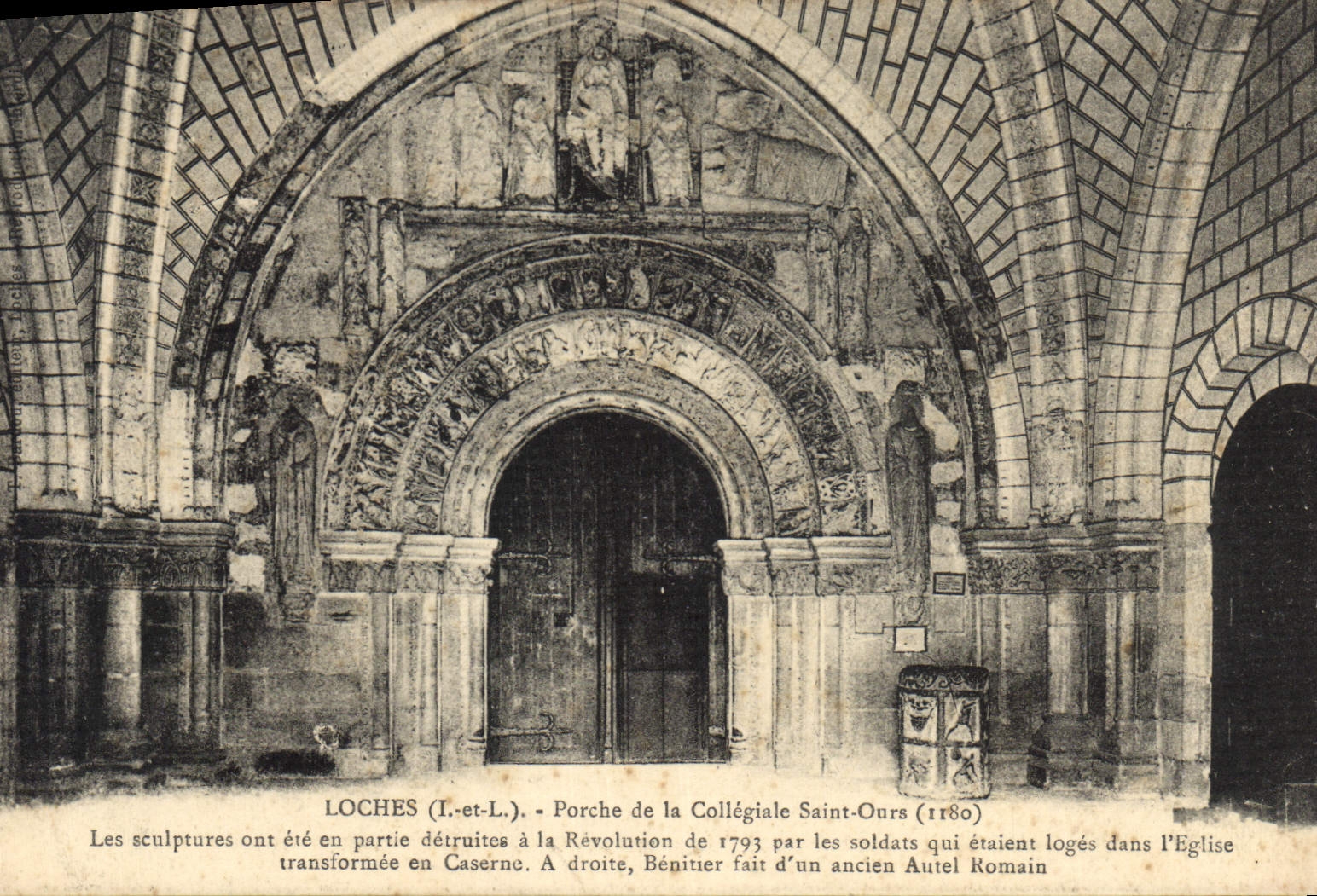CPA Loches I et L Porche de la Collegiele Saint Ours 1180 a droite Beuitier fait d'un ancien Autel R