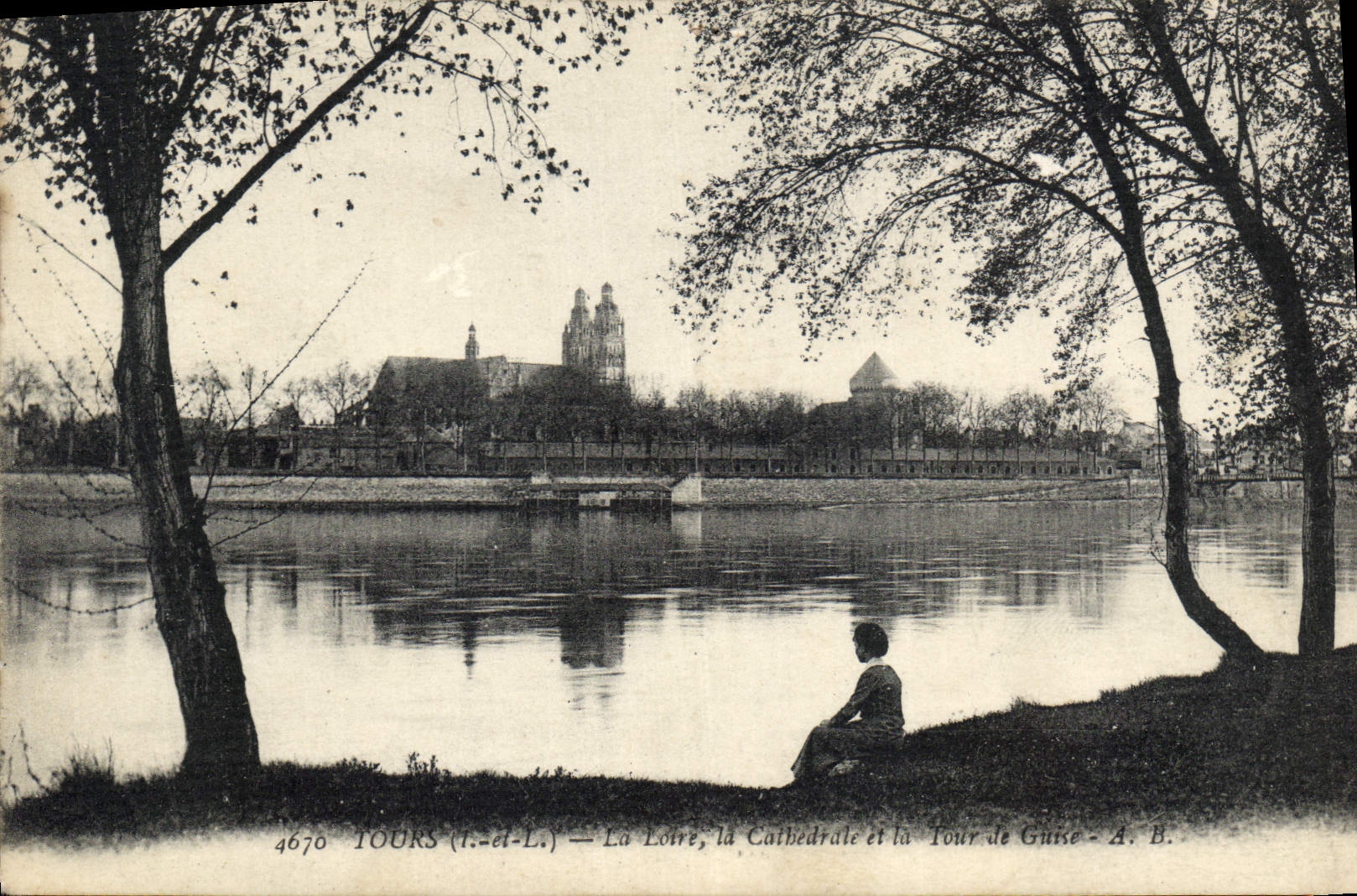 CPA Tours I et L la Loire la Cathedrale et la Tour de Guise
