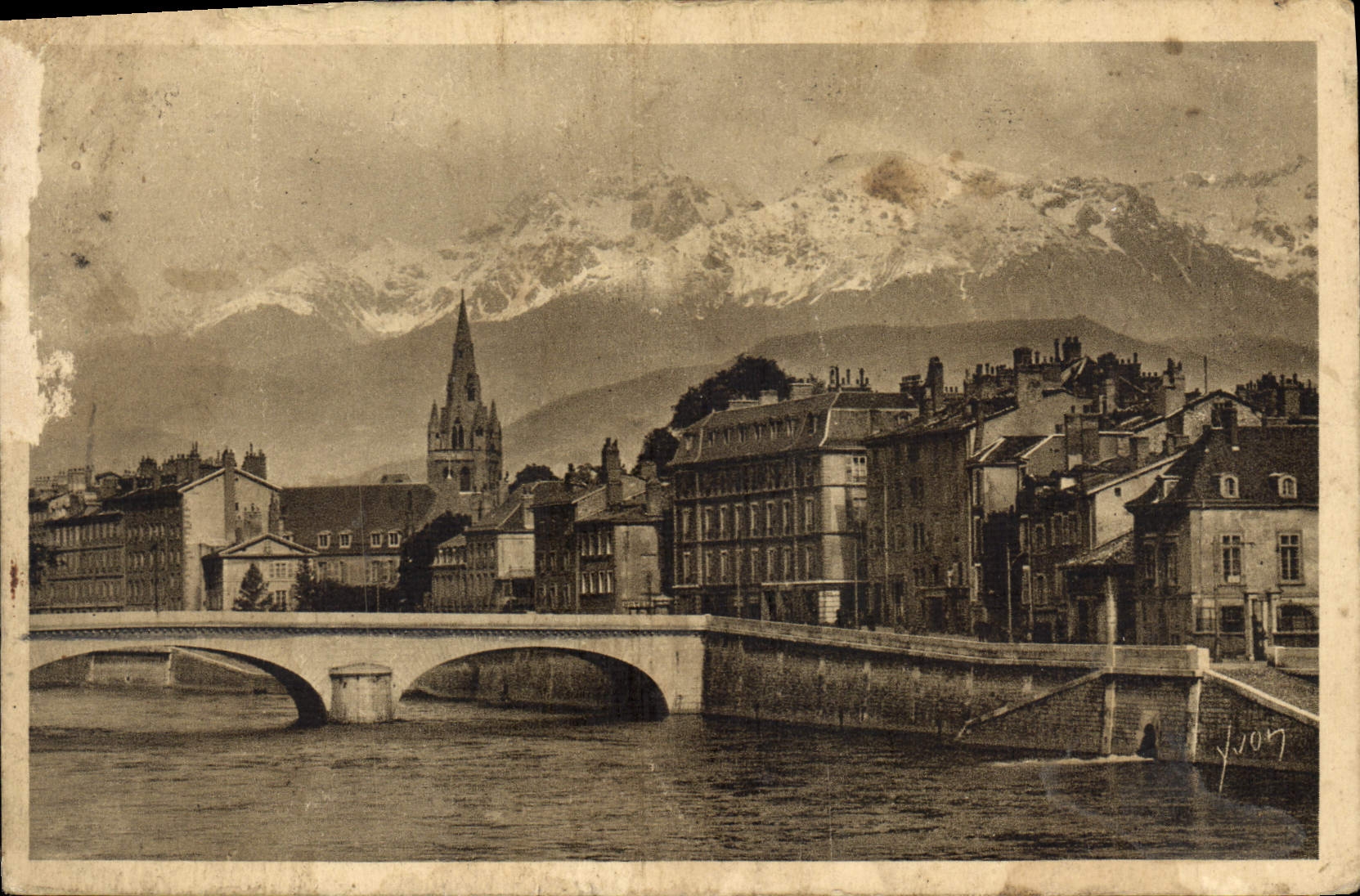 CPA La Douce France Les Alpes Grenoble les bords de l'Isere et les Alpes neigeuses