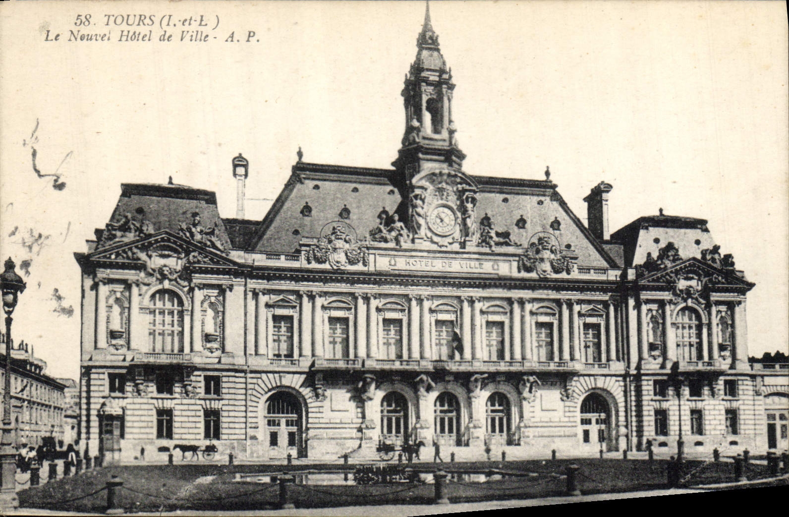 CPA Tours I et L le Nouvel Hotel de Ville