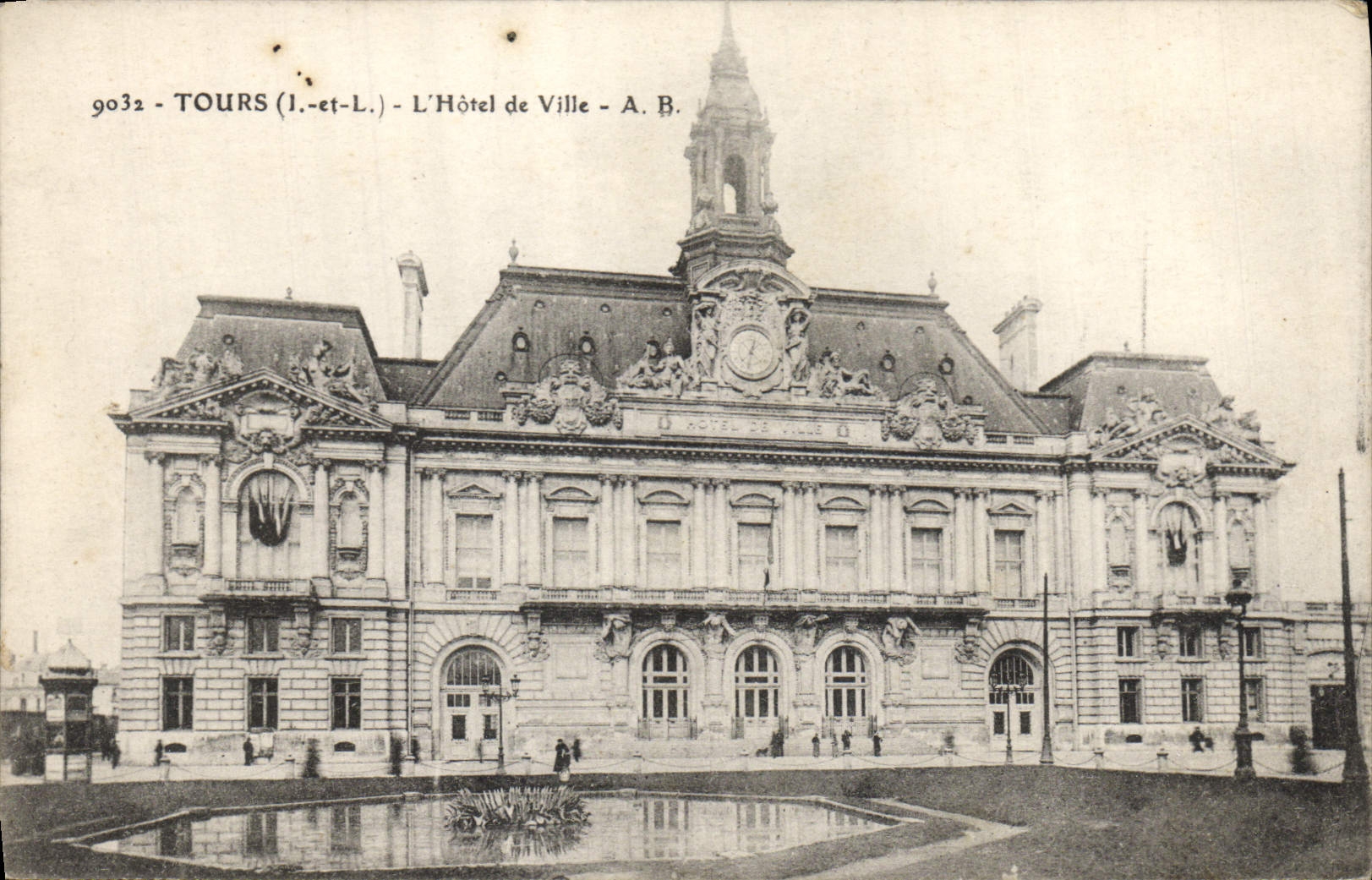 CPA Tours I et L l'Hotel de Ville 