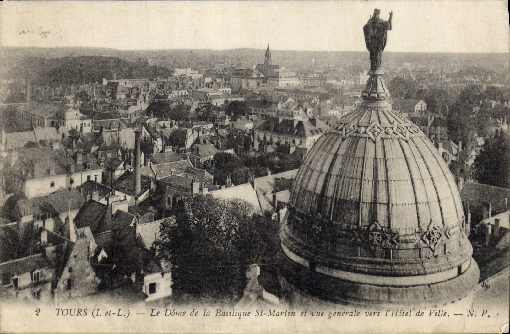 CPA Tours I et L le Dome de la Basilique St Martin et vue generale vers l'hotel de Ville