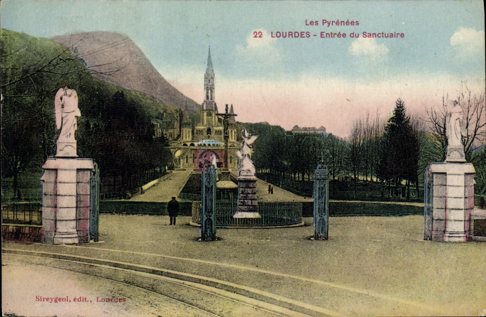 CPA Les Pyrenees Lourdes Entree du Sanctuaire 