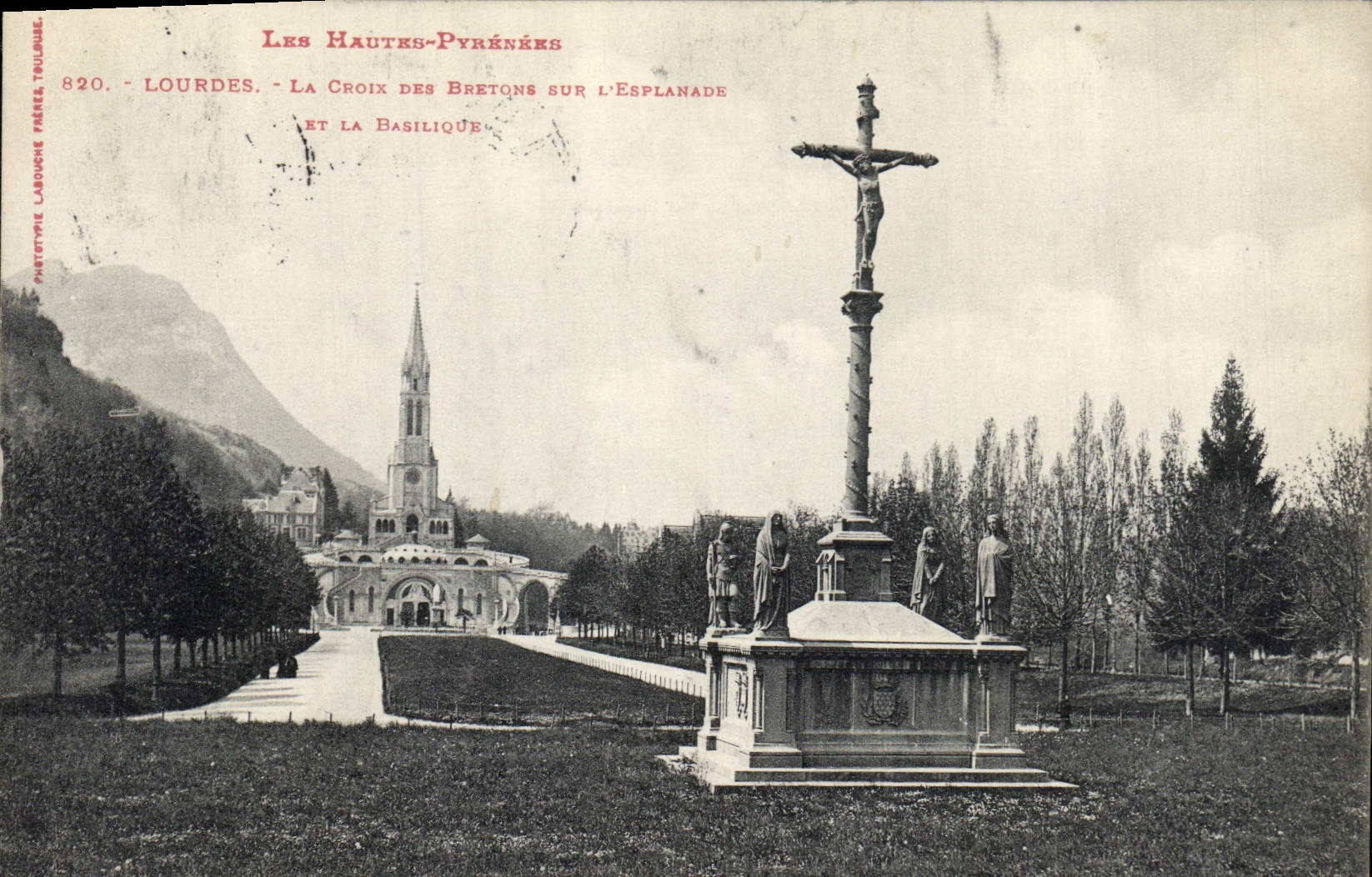 CPA Les Hautes Pyrenees Lourdes la Croix des bretons sur l'Esplanade et la Basilique