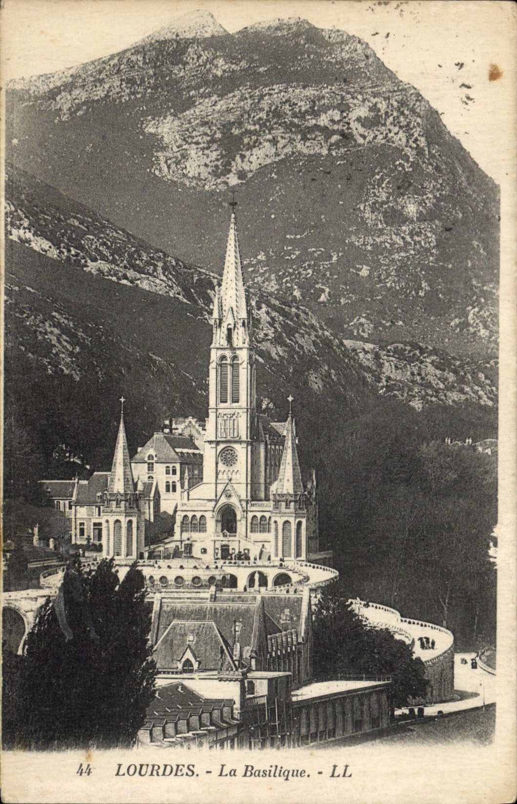 CPA Lourdes la Basilique 