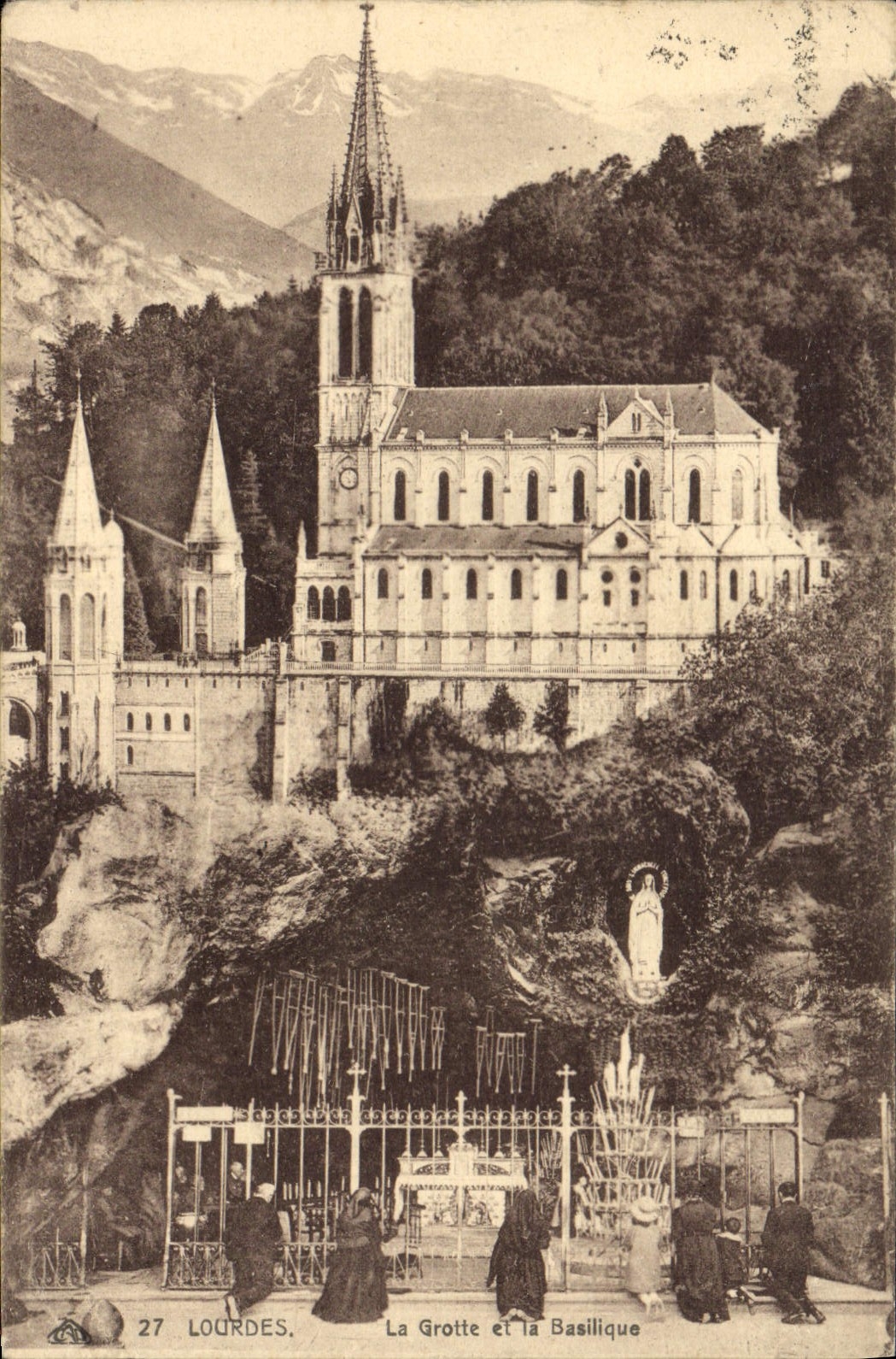 CPA Lourdes la Grotte et la Basilique 