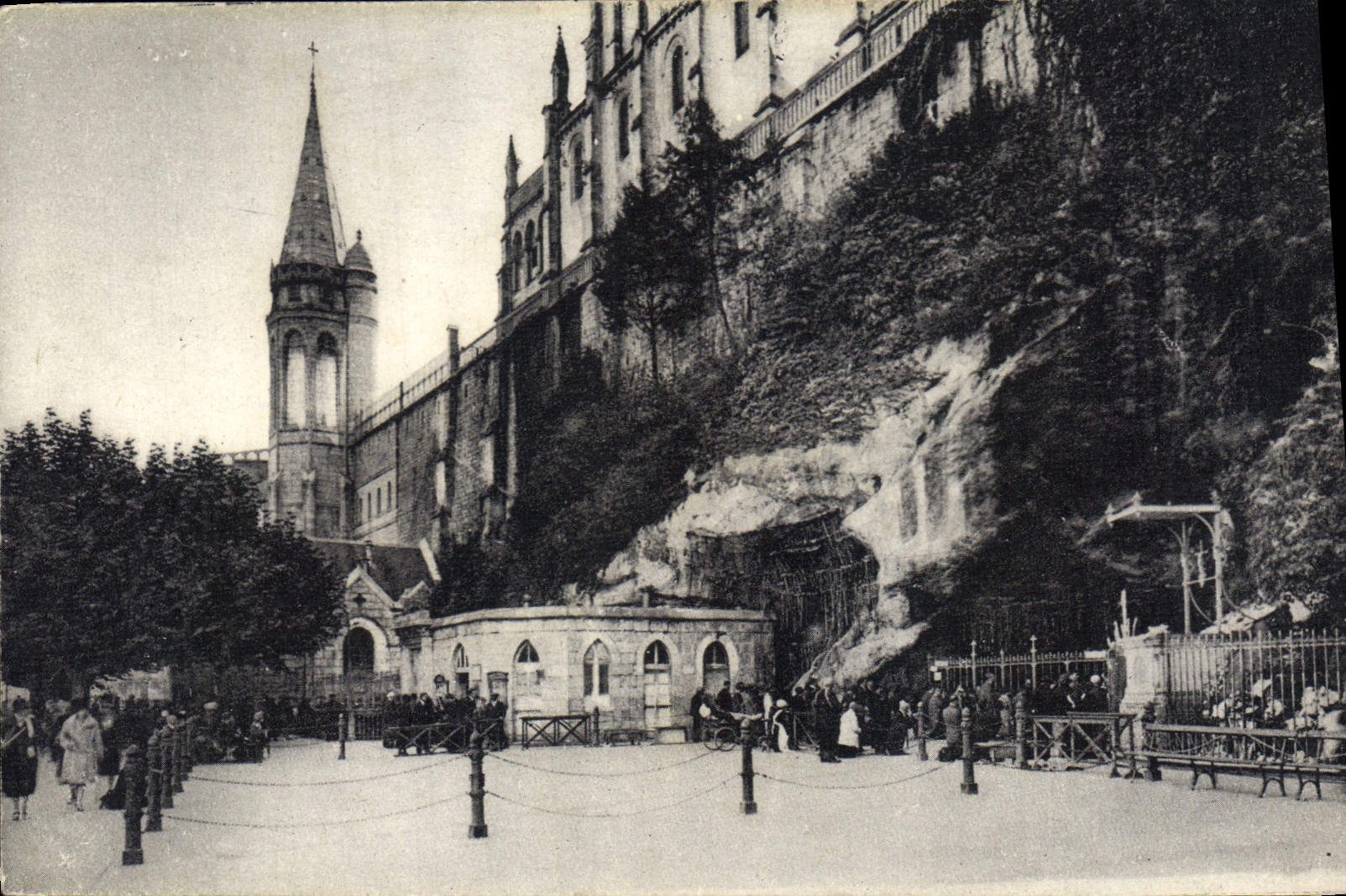 CPA Les Hautes Pyrenees Lourdes la Grotte et la Basilique 