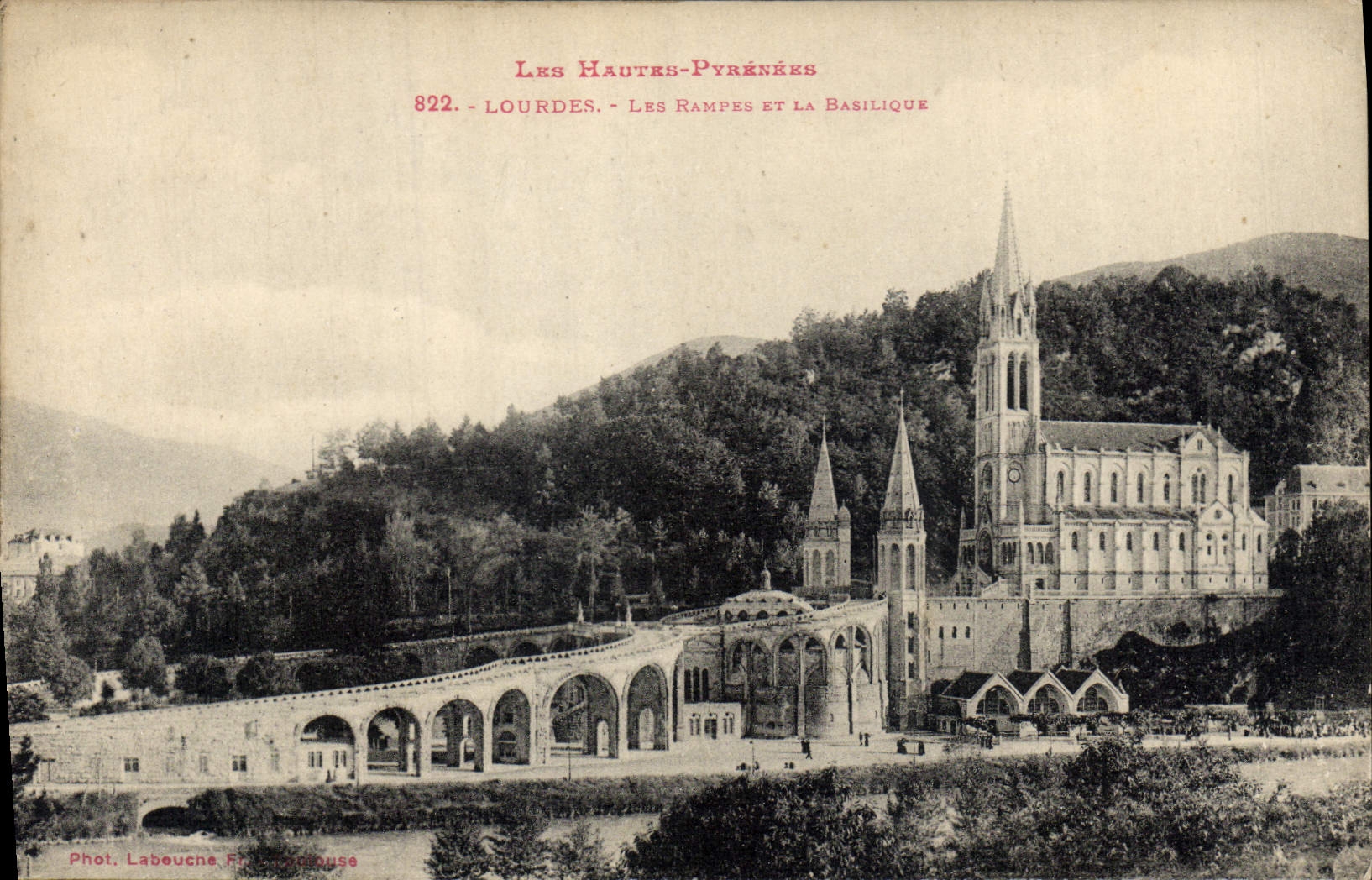 CPA Les Hautes Pyrenees Lourdes les Rampes et la Basilique 