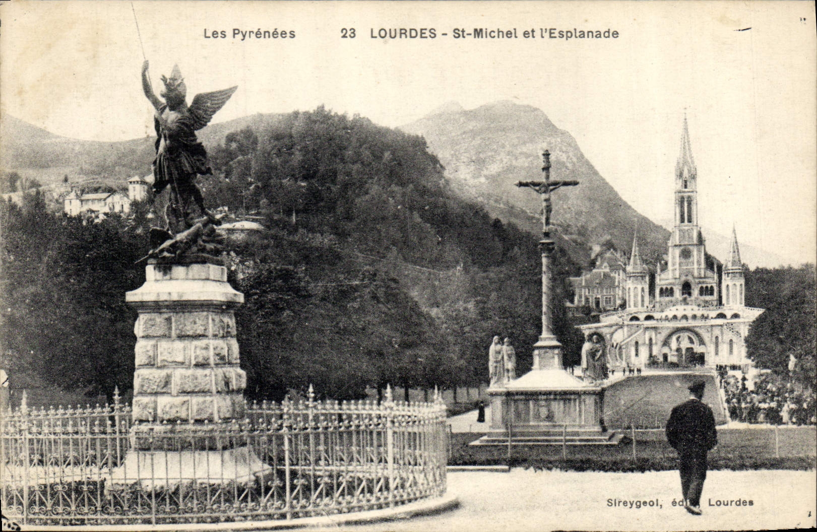 CPA Les Pyrenees Lourdes St michel et l'esplanade 