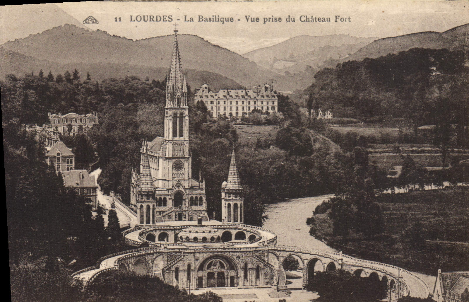 CPA Lourdes la Basilique vue prise du Chateau Fort 