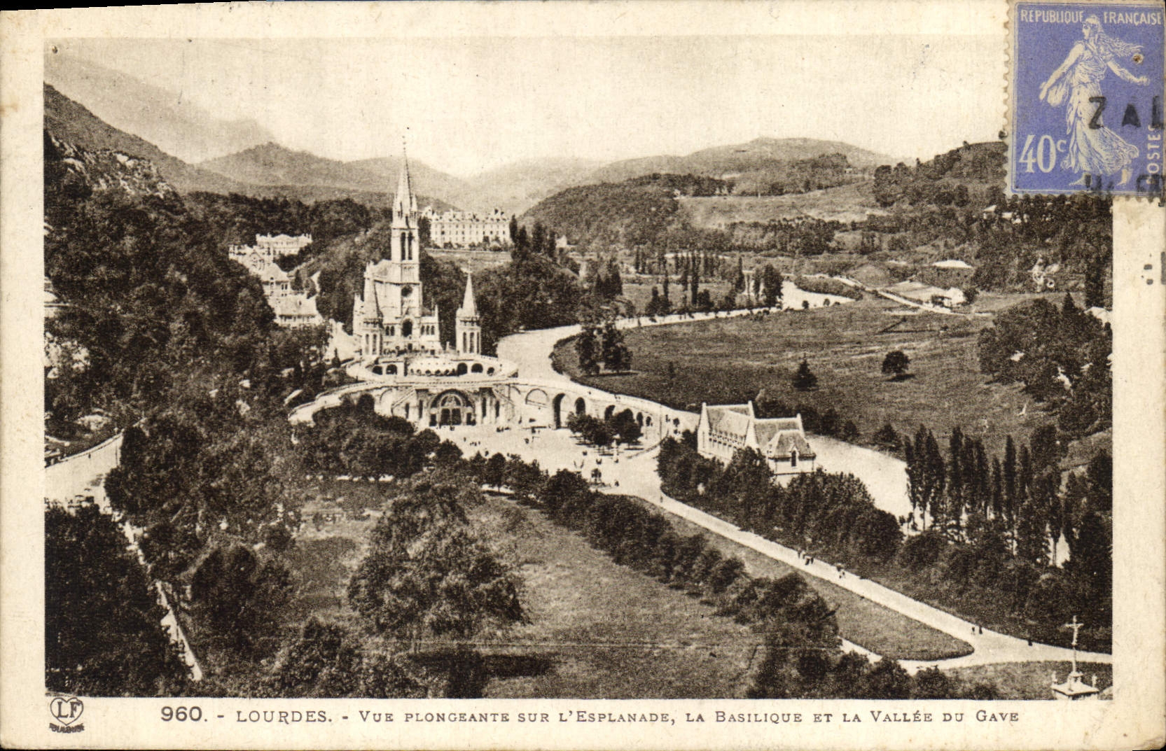 CPA Lourdes vue Plongeante sur l'esplanade la Basilique et la vallee du Gave 