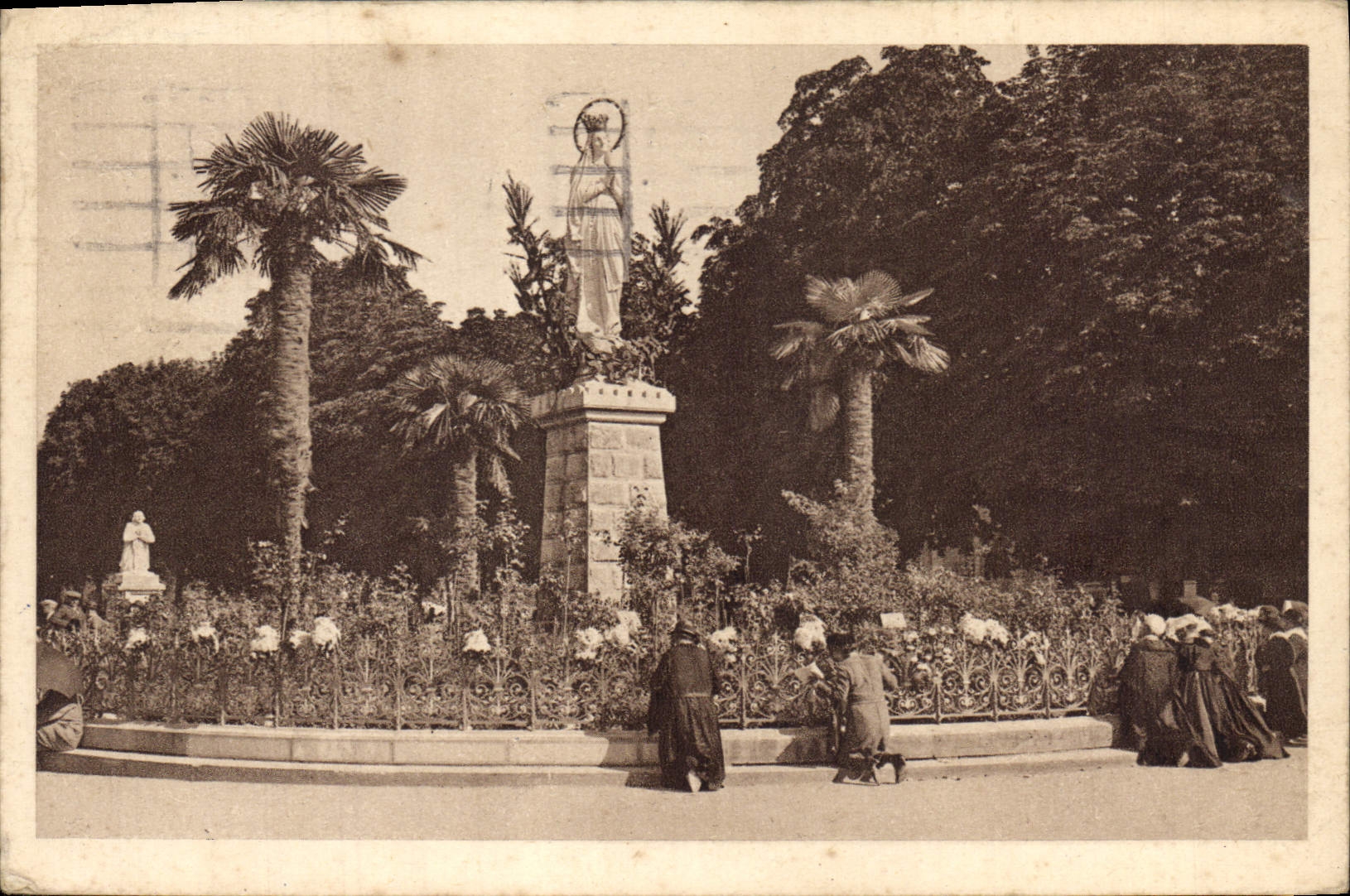 CPA Lourdes la Vierge Couronnee 