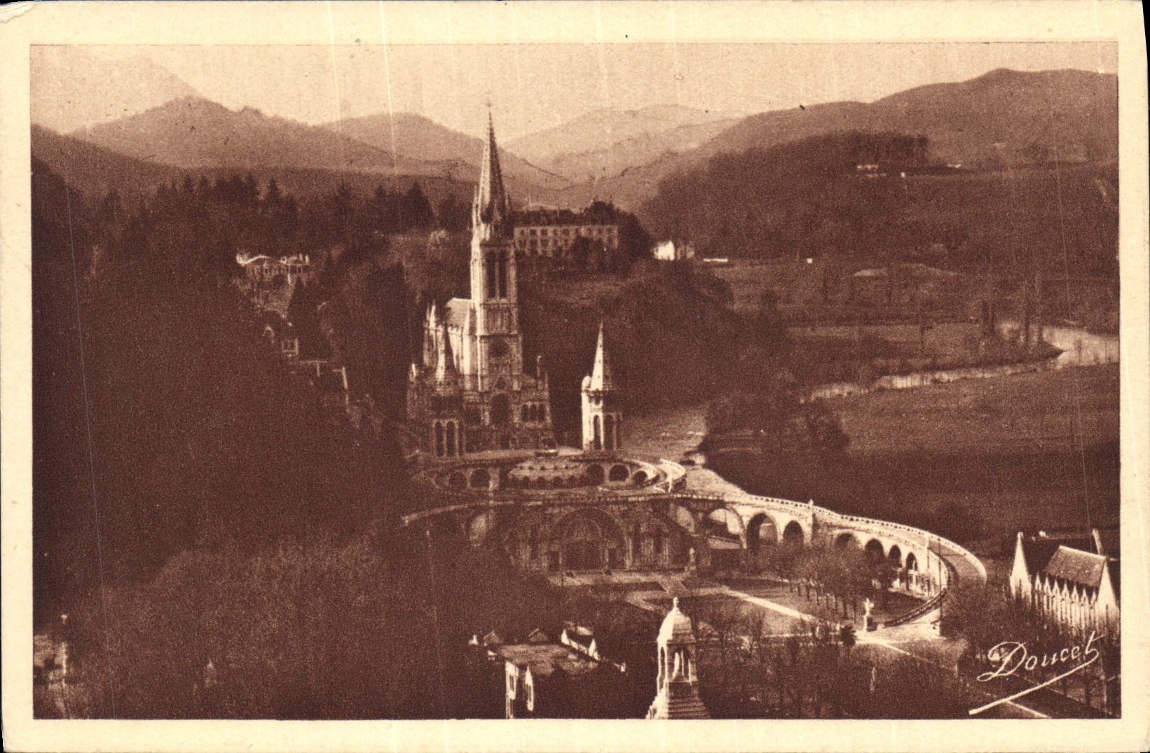 CPA Lourdes la Basilique vue du Chateau Fort 