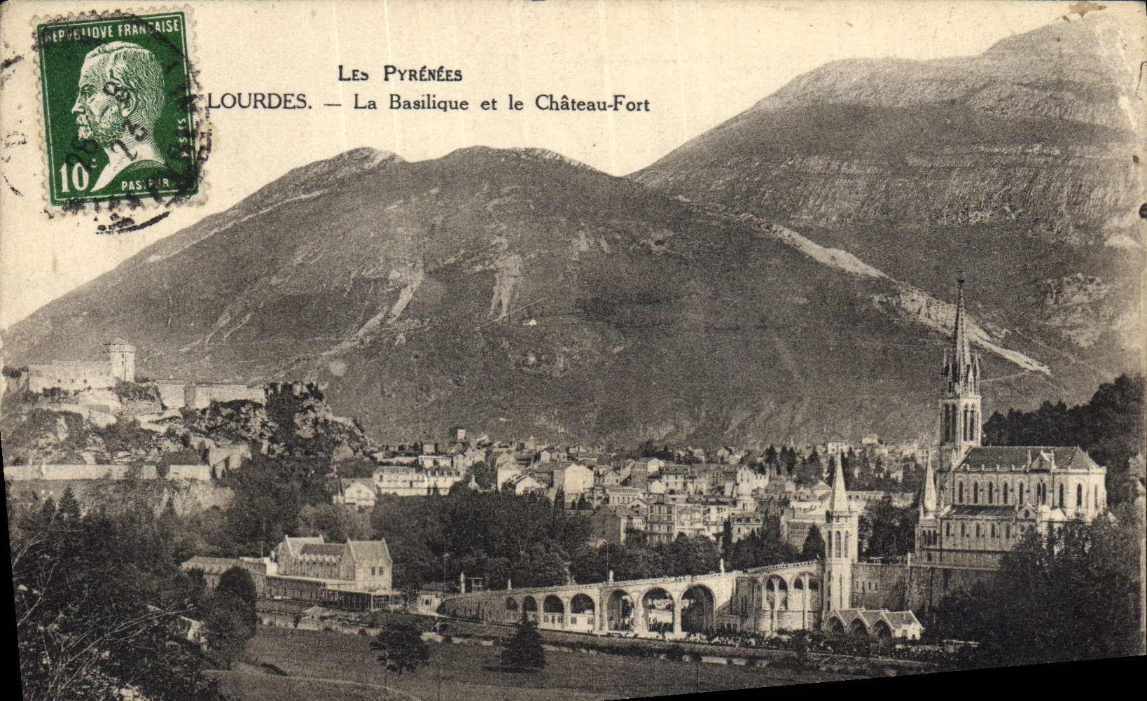 CPA Les Pyrenees Lourdes la Basilique et le Chateau fort 