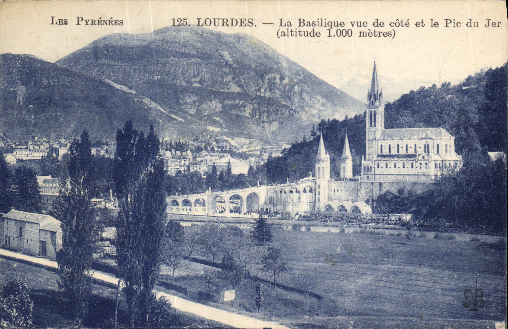 CPA Les Pyrenees Lourdes la Basilique vue de cote et le Pic du Jer 