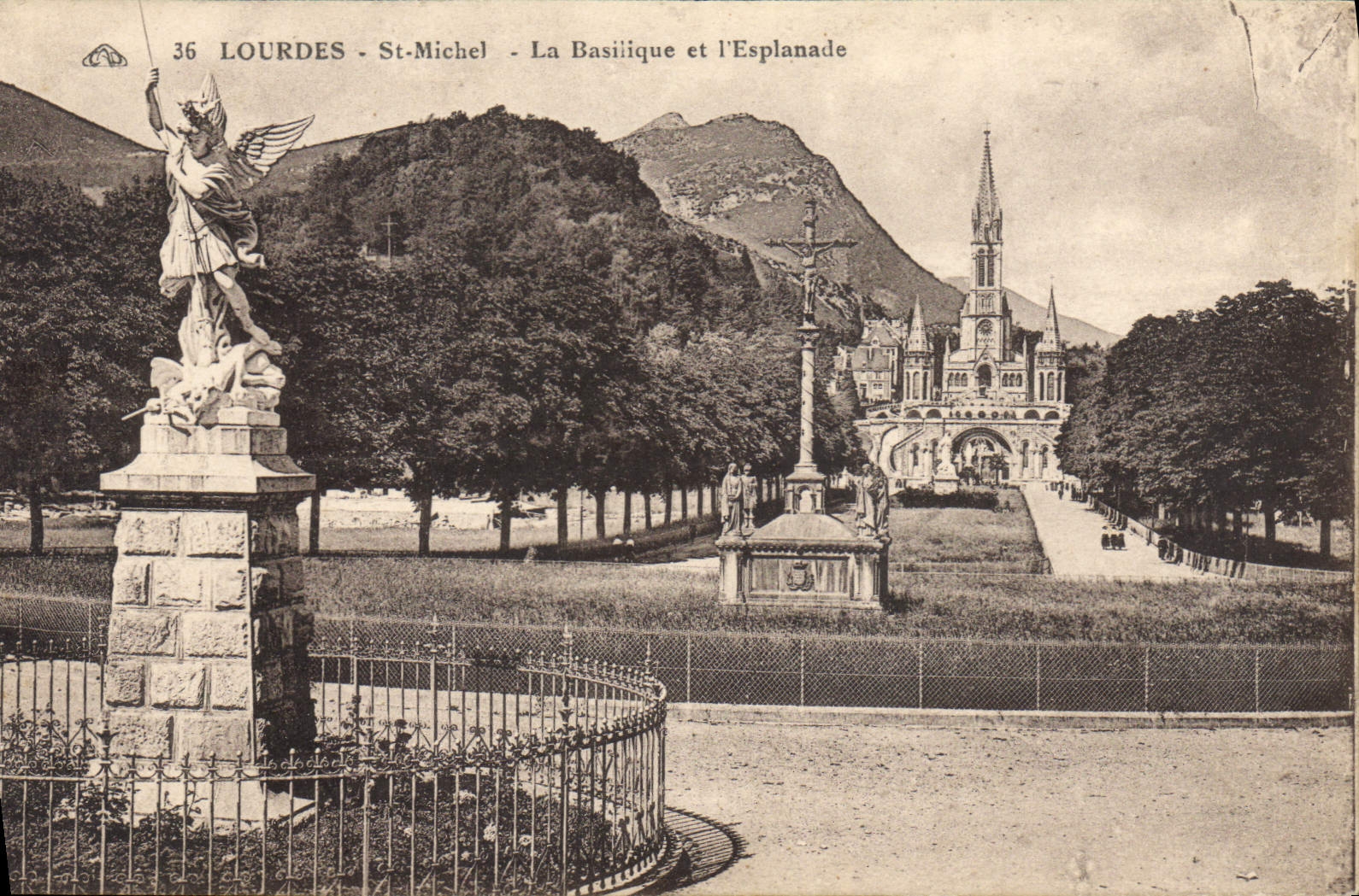 CPA Lourdes St Michel la Basilique et l'Esplanade 