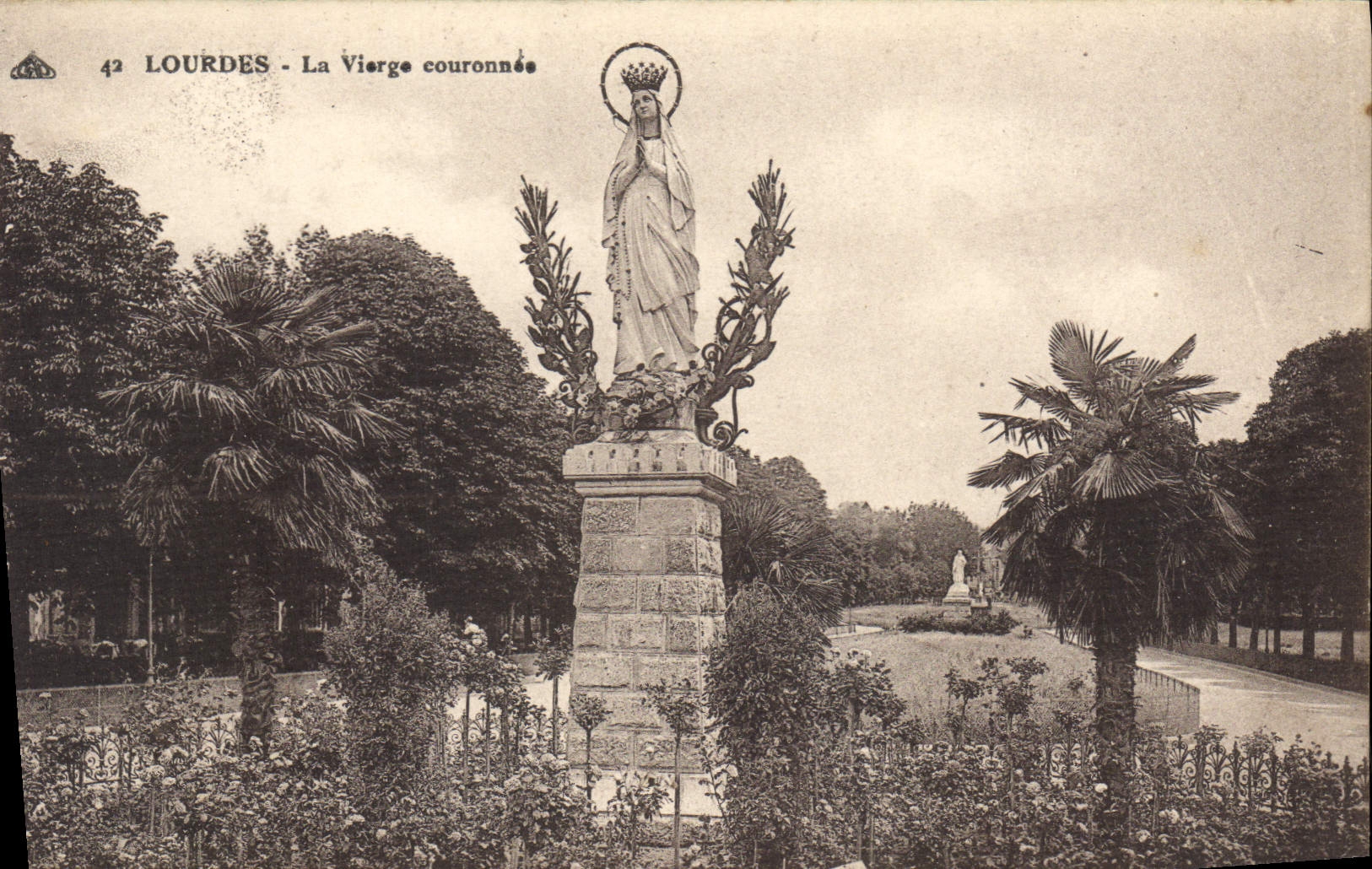 CPA Lourdes la Vierge Couronnee 