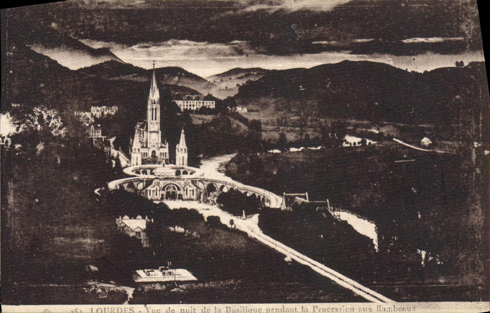 CPA Lourdes vue de nuit de la Basilique pendant la Procession aux Flambeaux 