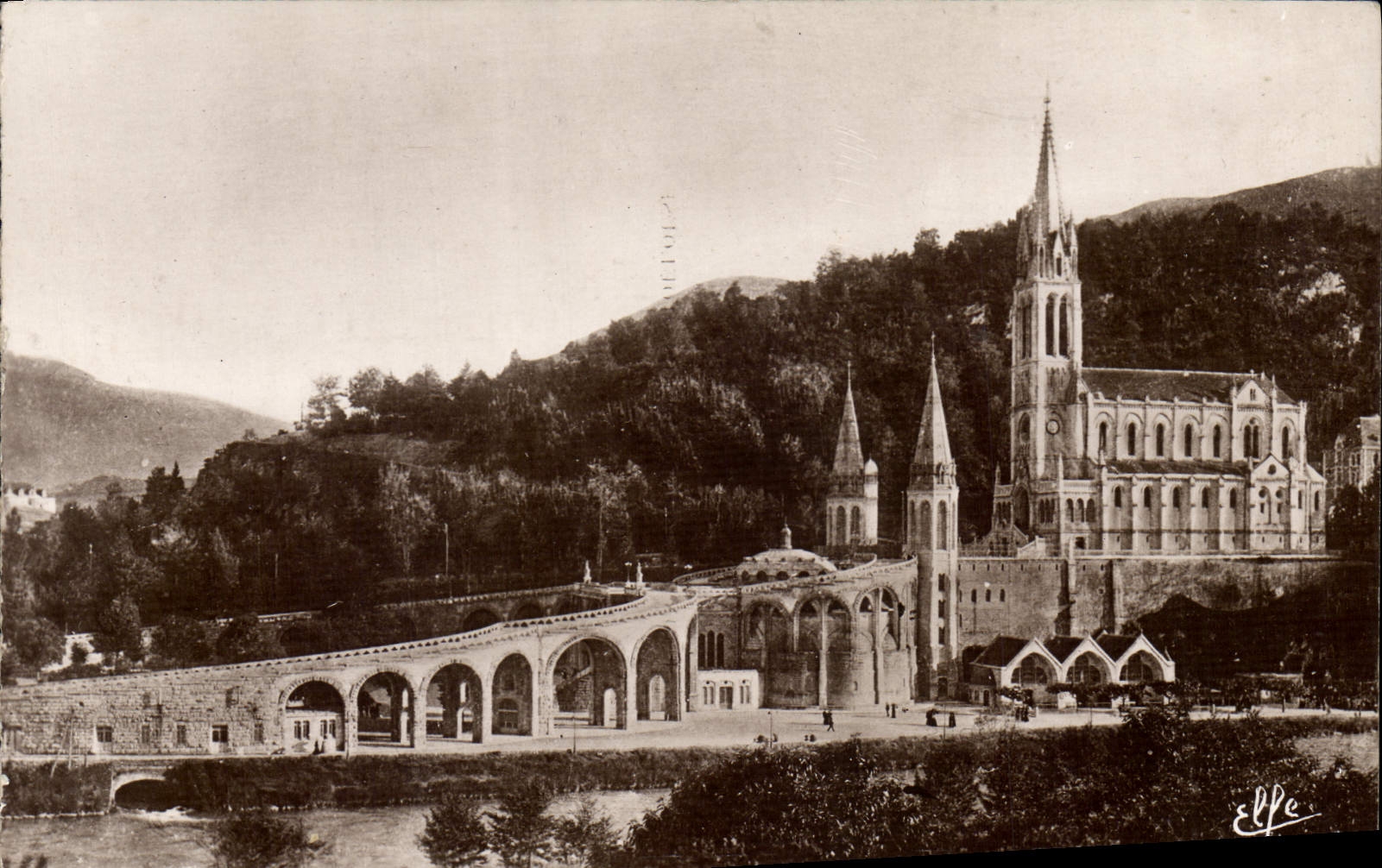 CPA Lourdes les Rampes et la Basilique 