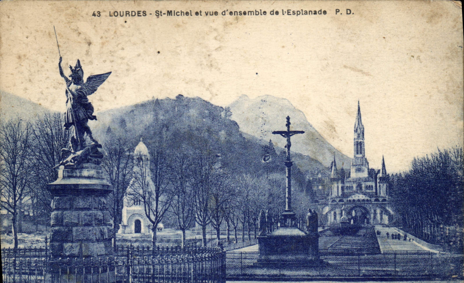 CPA Lourdes St Michel et vue d'ensemble de l'Esplanade 