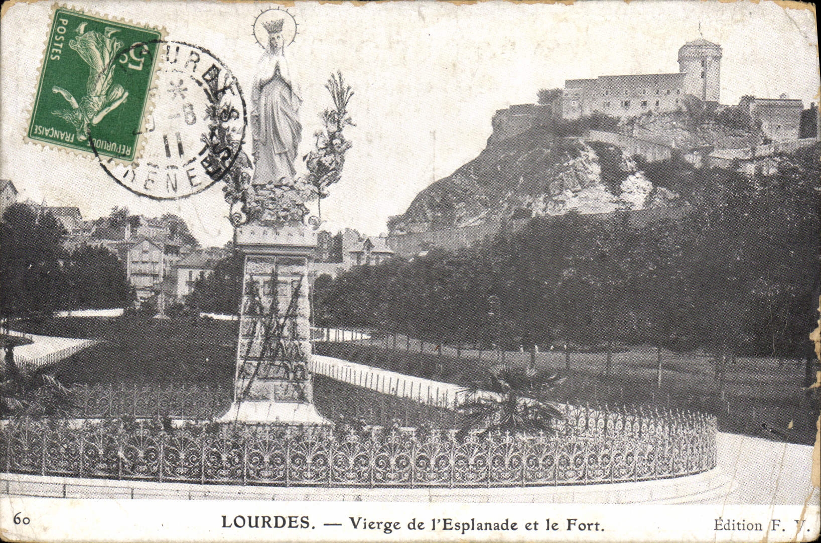 CPA Lourdes Vierge de l'Esplanade et le Fort