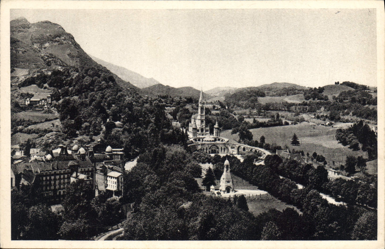 CPA Lourdes La Basilique et le Valvaire vus du Chateau Fort 