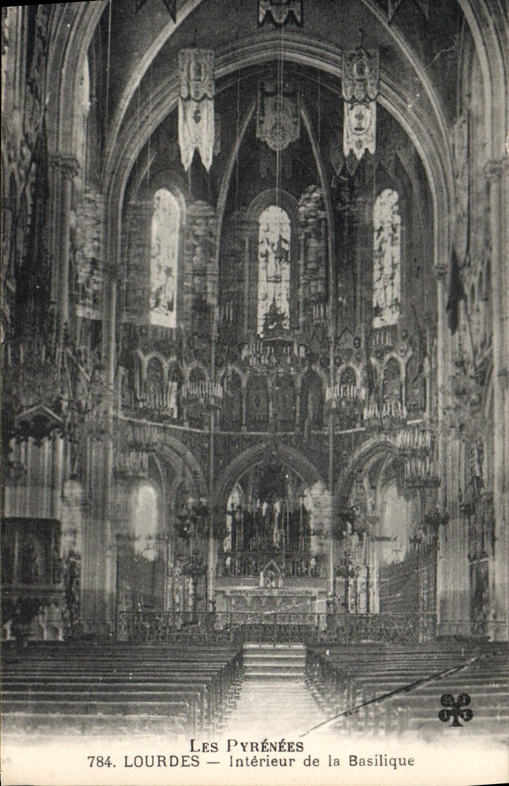 CPA Les Pyrenees Lourdes Interieur de la Basilique 
