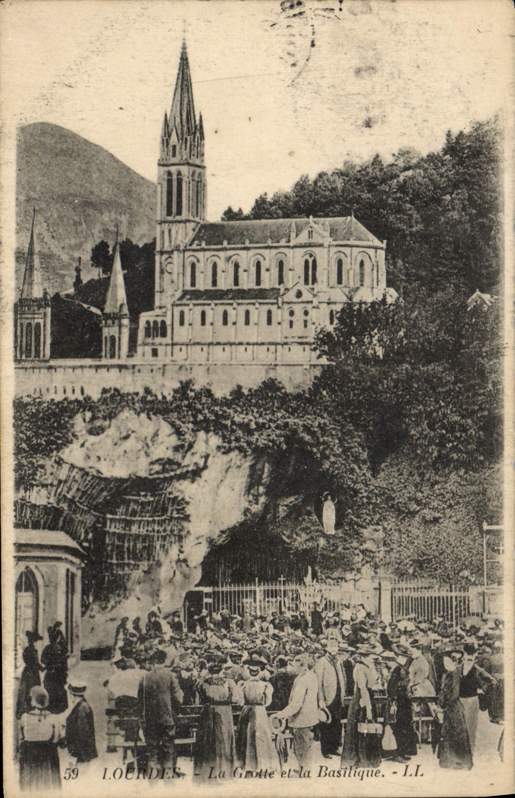 CPA Lourdes la Grotte et la Basilique 
