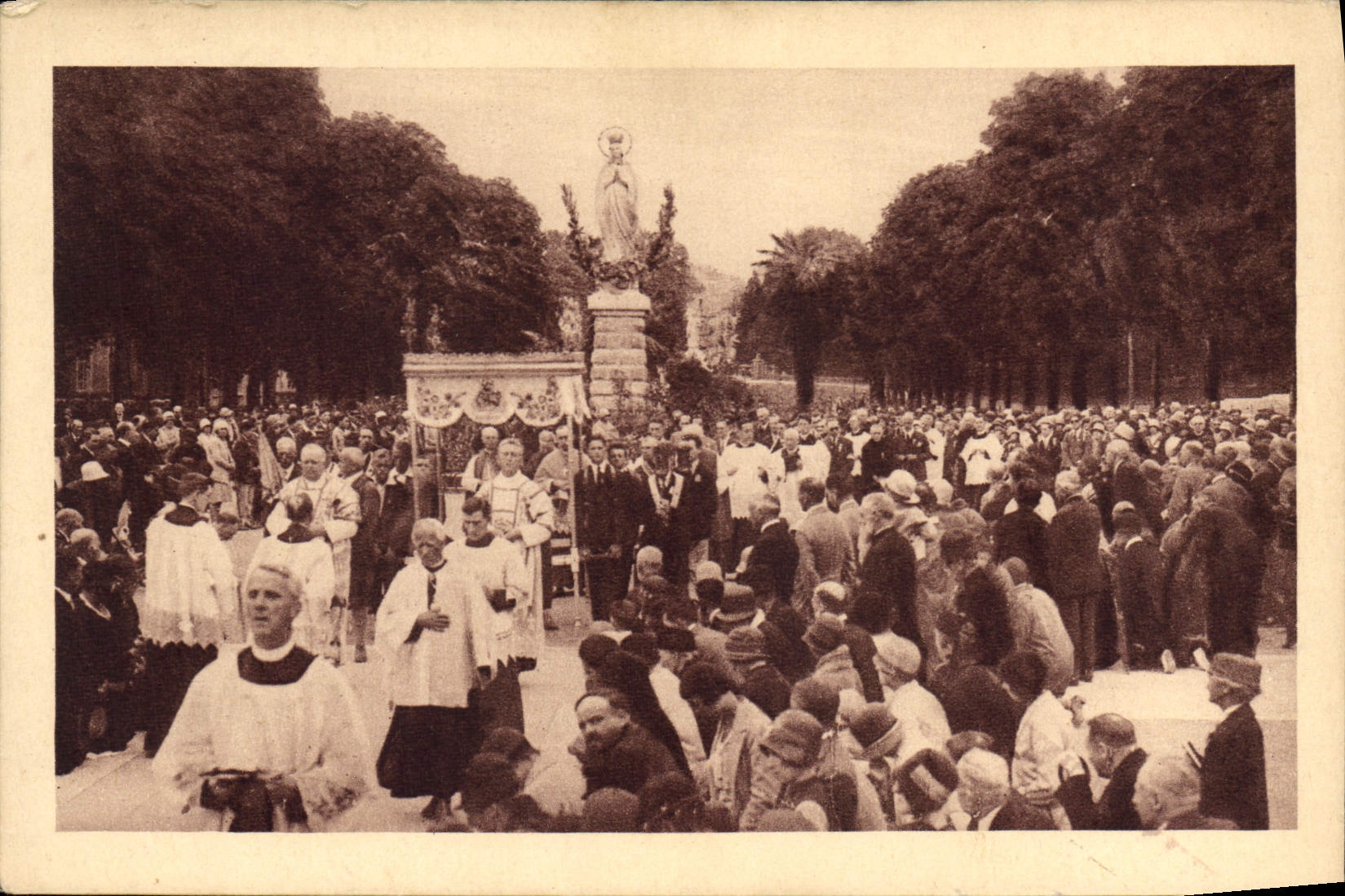 CPA Lourdes Procession du Tres Saint Sacrement sur l'Esplanade